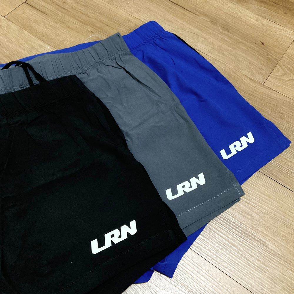 กางเกงวิ่งขาสั้น วิ่งมาราธอน 2-in-1 ผ้าเบา แห้งไว มีซิปกระเป๋าหลัง (F01)