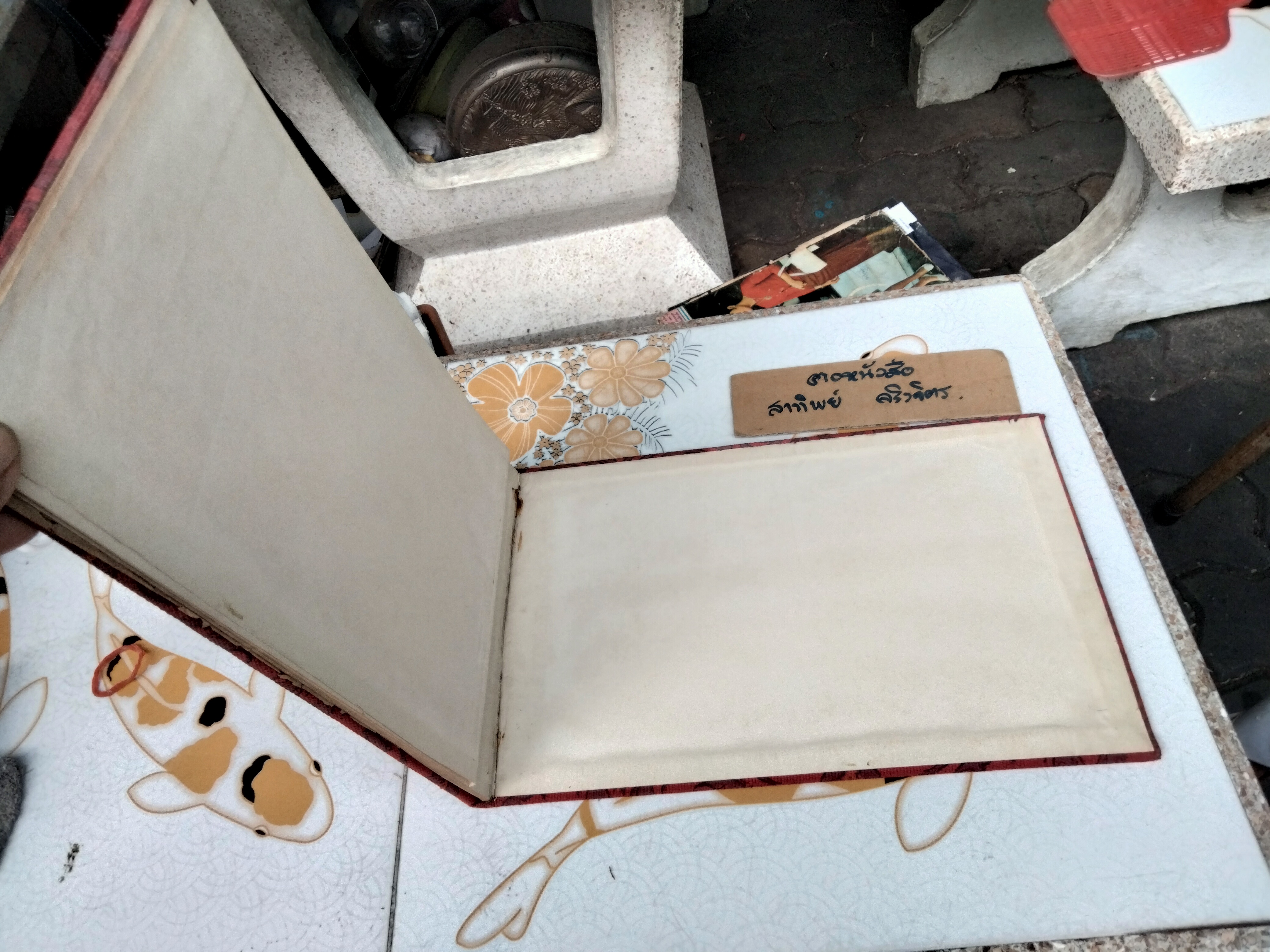 สมุดภาพหญิงไทย ฉบับพิมพ์ทูลเกล้าฯถวาย ณ วันเฉลิมพระชนมพรรษา สมเด็จพระนางเจ้าฯพระบรมราชินีนาถ พ.ศ.2507 **ครั้งนี้เป็นการพิมพ์ครั้งที่ 2 **สินค้าหมด**