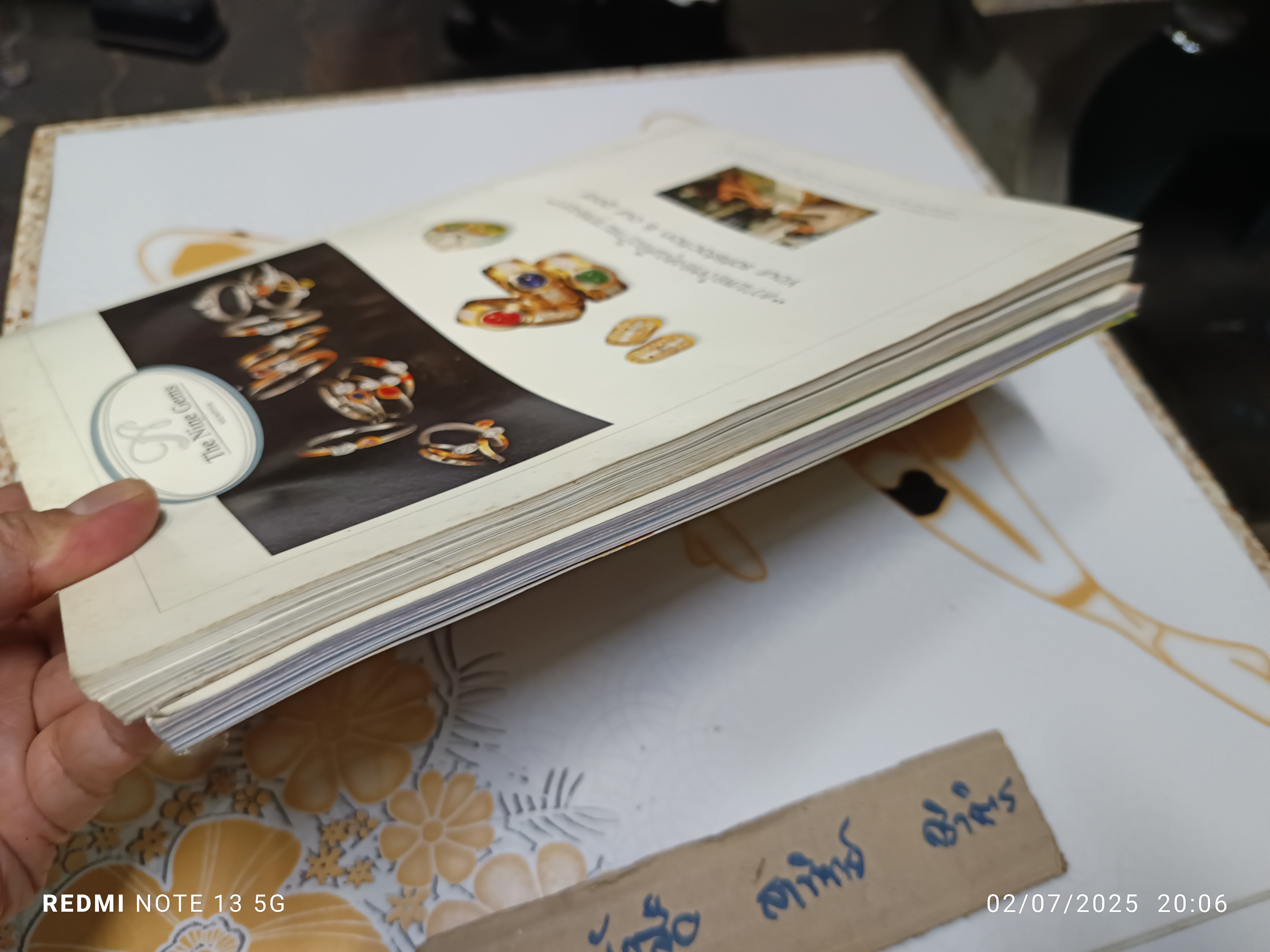 (ขายรวม 2 เล่ม) นิตยสารครัวฉบับที่ 48 มิถุนายน 2541 : เกลือ อานุภาพความเค็ม + นิตยสาร Health & Cuisine ฉบับที่ 28 พฤษภาคม 2546 : อายุรเวท ศาสตร์แห่งชีวิตที่สมดุล