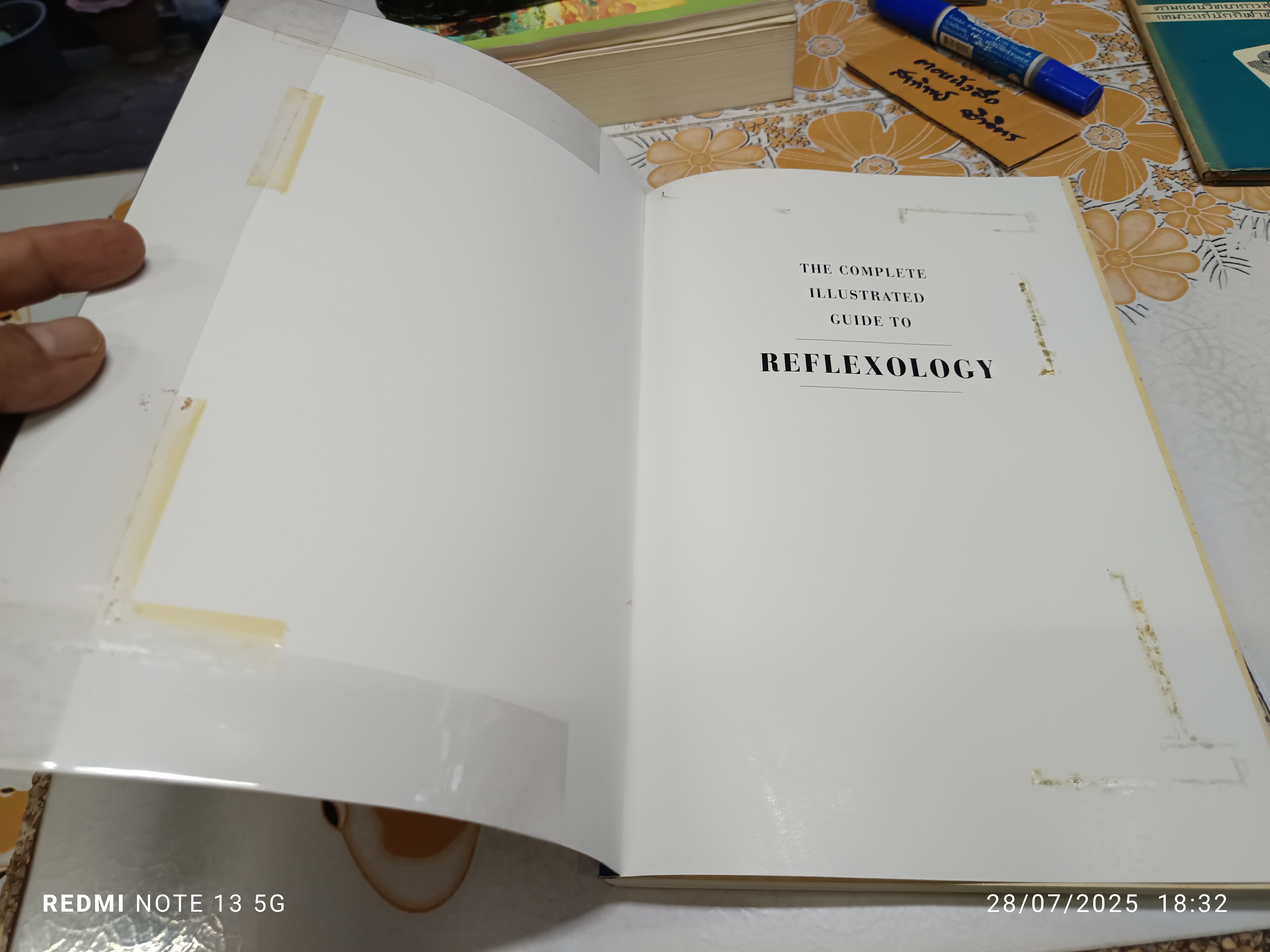 The Complete Illustrated Guide to Reflexology เขียนโดย Inge Dougans