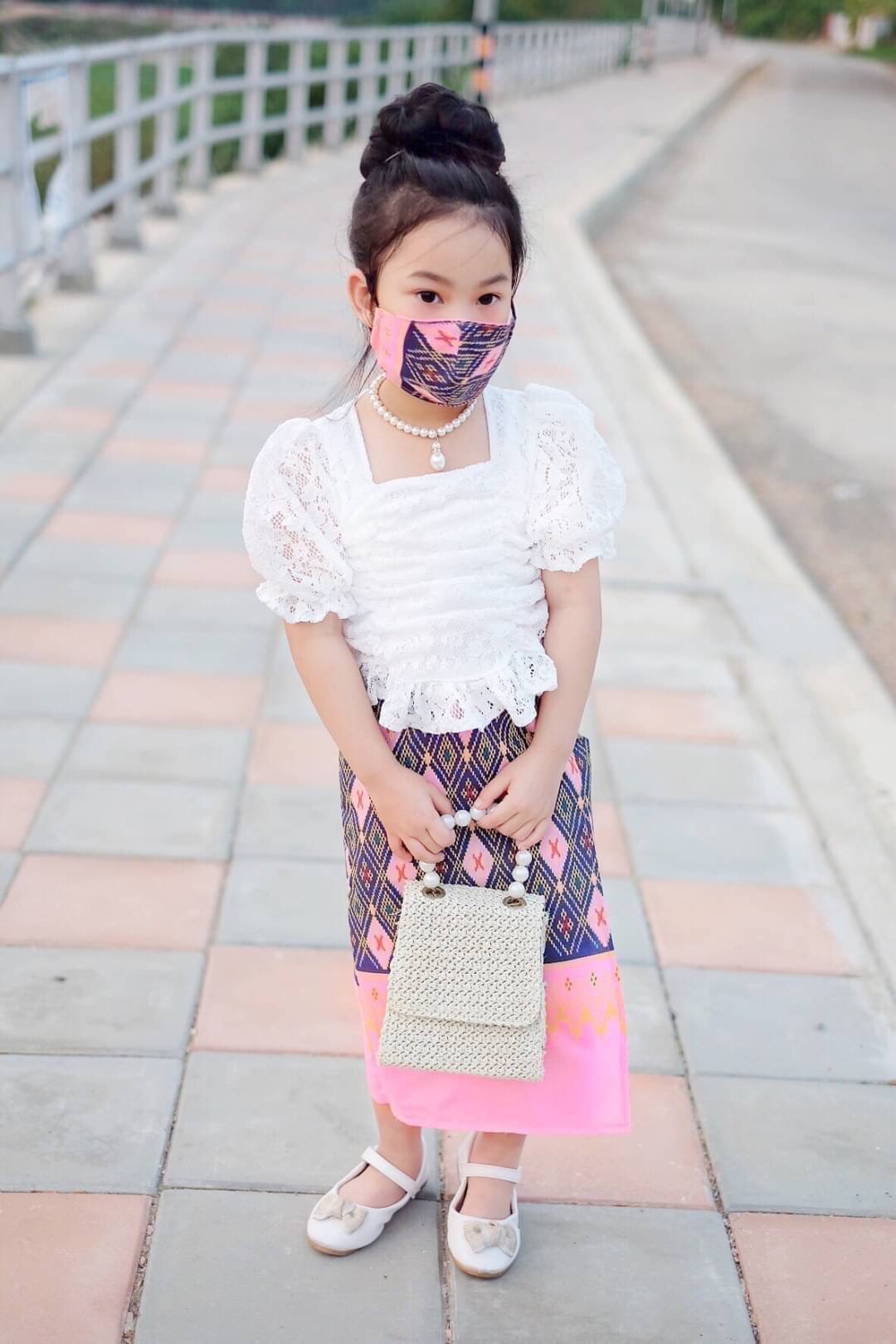 ชุดไทยประยุกต์เด็กหญิง set 3 ชิ้น เสื้อลูกไม้กับผ้าถุงพร้อมแมสก์