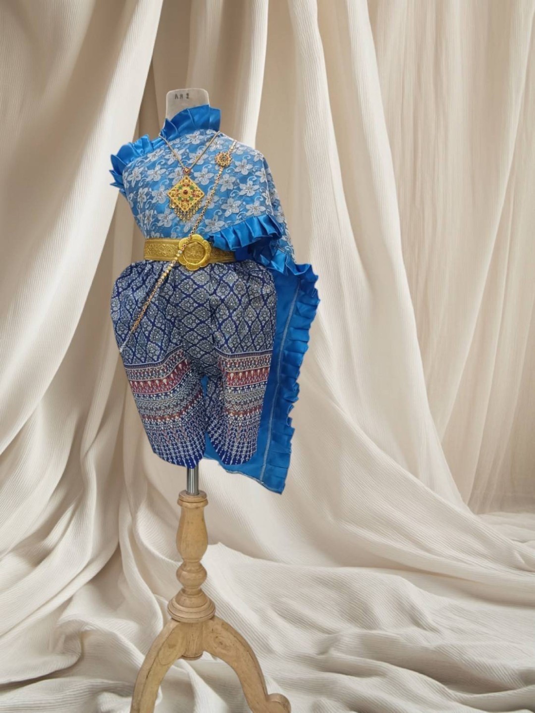 ชุดไทยเด็กหญิงสไบกับโจง พร้อมเข็มขัด สังวาลย์ เข็มกลัด