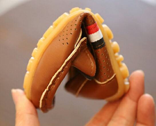 รองเท้าเด็กน้อย