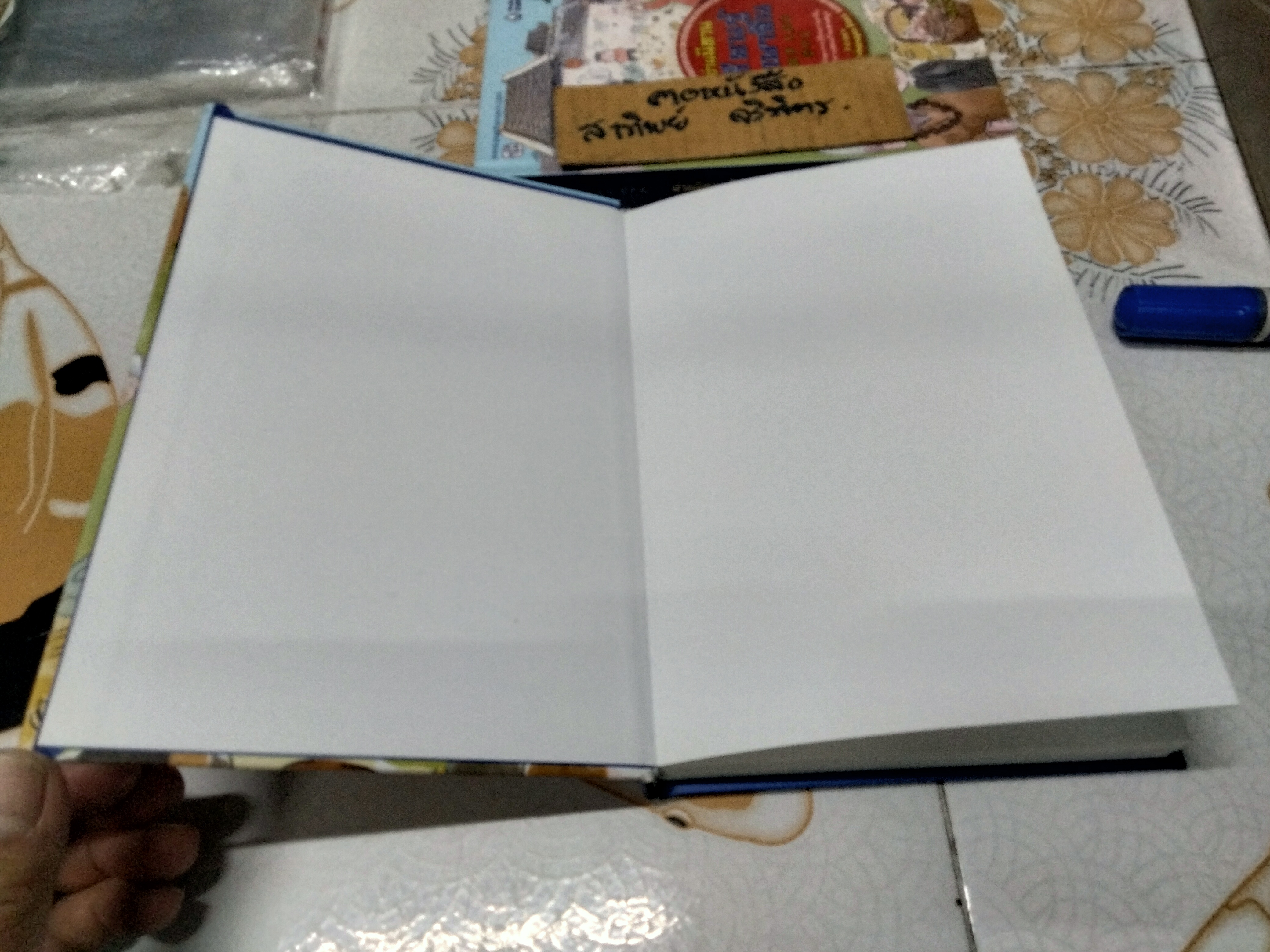 อ่านนิทานเรียนรู้ภาษาจีน (ปกแข็ง) เรียบเรียงโดย สี่ว์ กวงฮุย , พรทิพย์ บุญมงคล, นุชนารถ เคร่งศีลธรรม ** ฉบับพิมพ์ครั้งพิเศษ เพื่อเป็นของขวัญแด่ลูกค้าของธนาคารกรุงเทพ ,