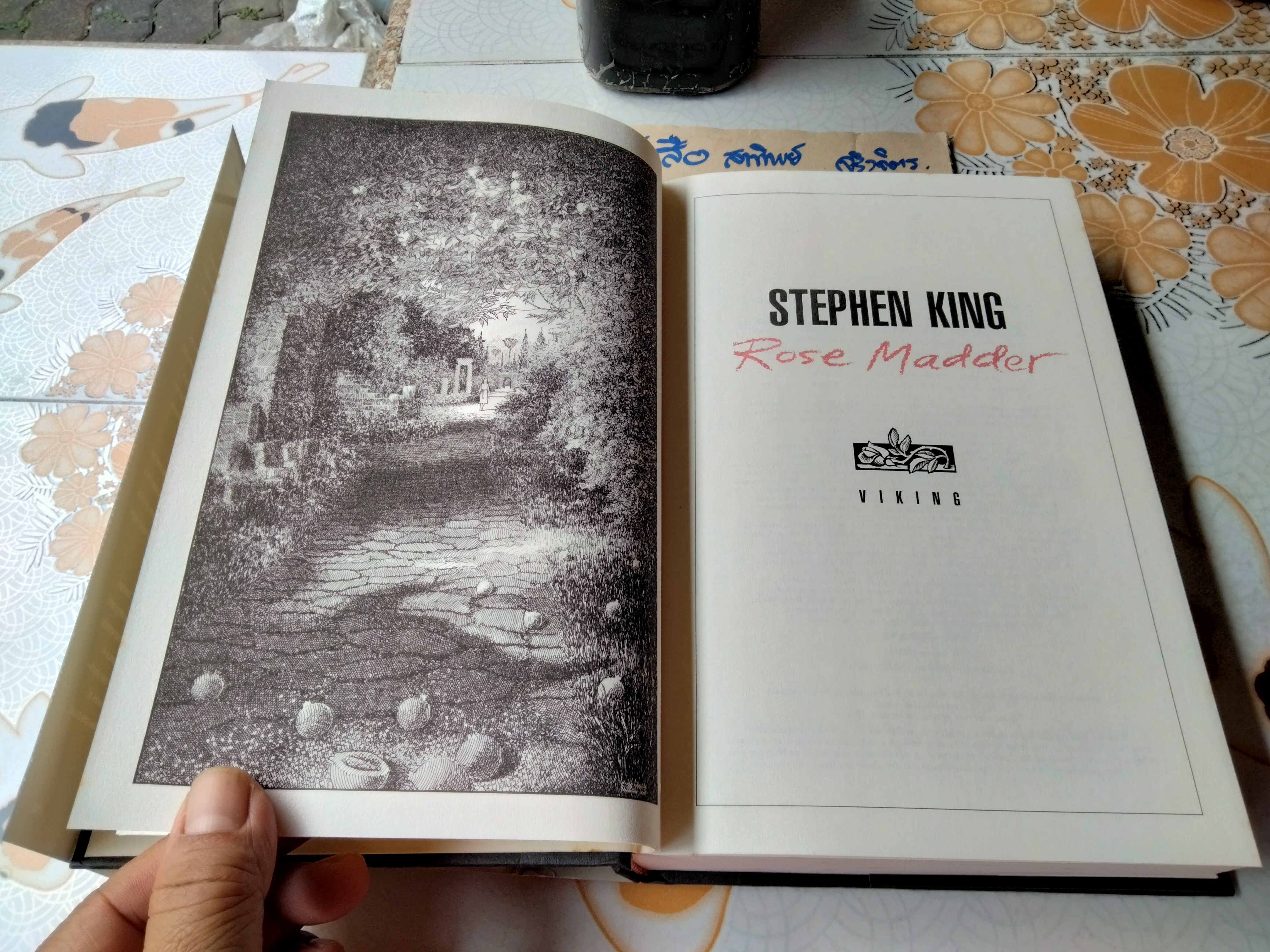 Rose Madder (ฉบับภาษาอังกฤษ) โดย Stephen King จัดพิมพ์โดย Viking ในปี 1995