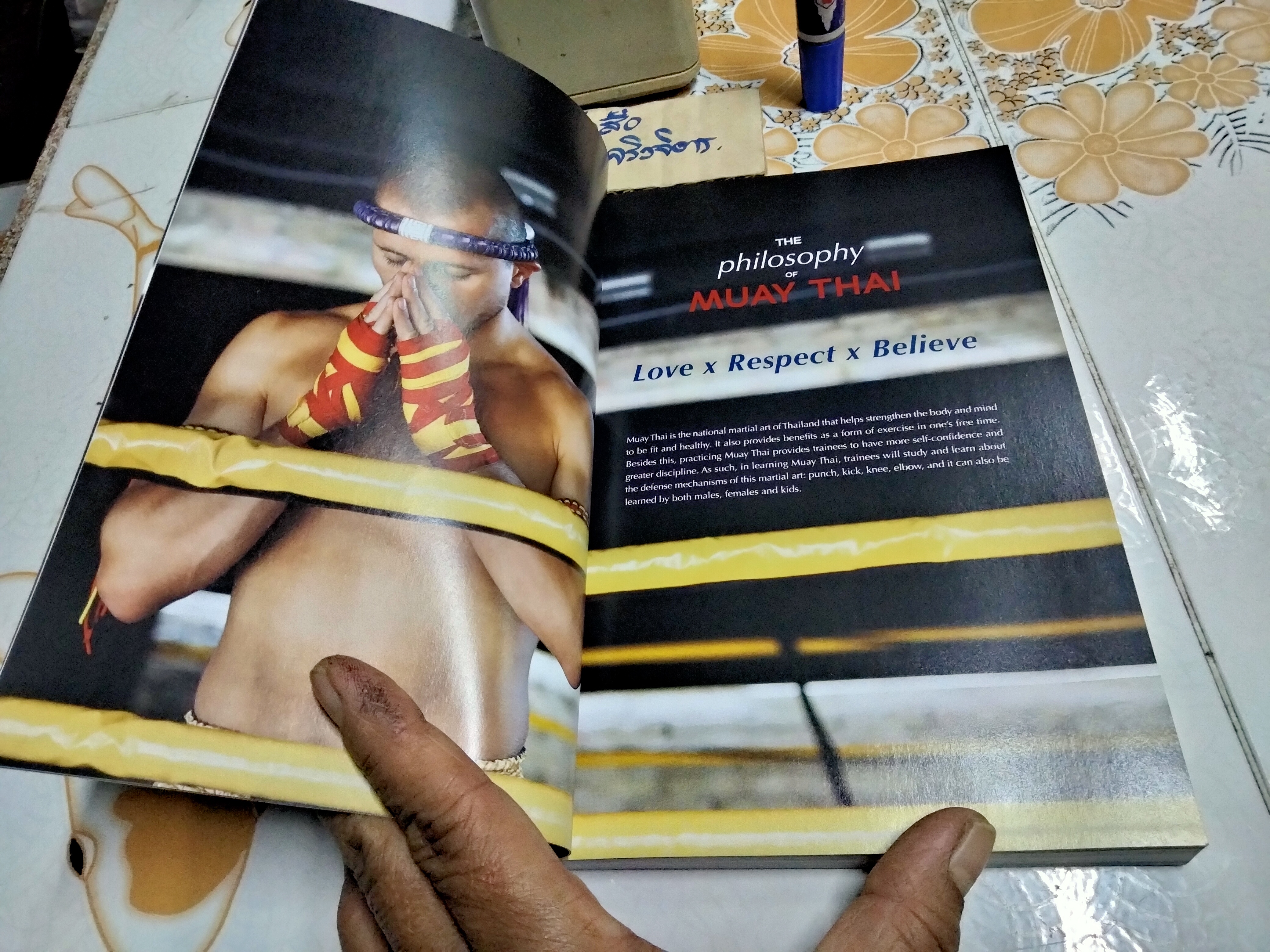 Awesome Muaythai - หนังสือคู่มือท่องเที่ยว โดยการท่องเที่ยวแห่งประเทศไทย **พิมพ์เป็นภาษาอังกฤษทั้งเล่ม