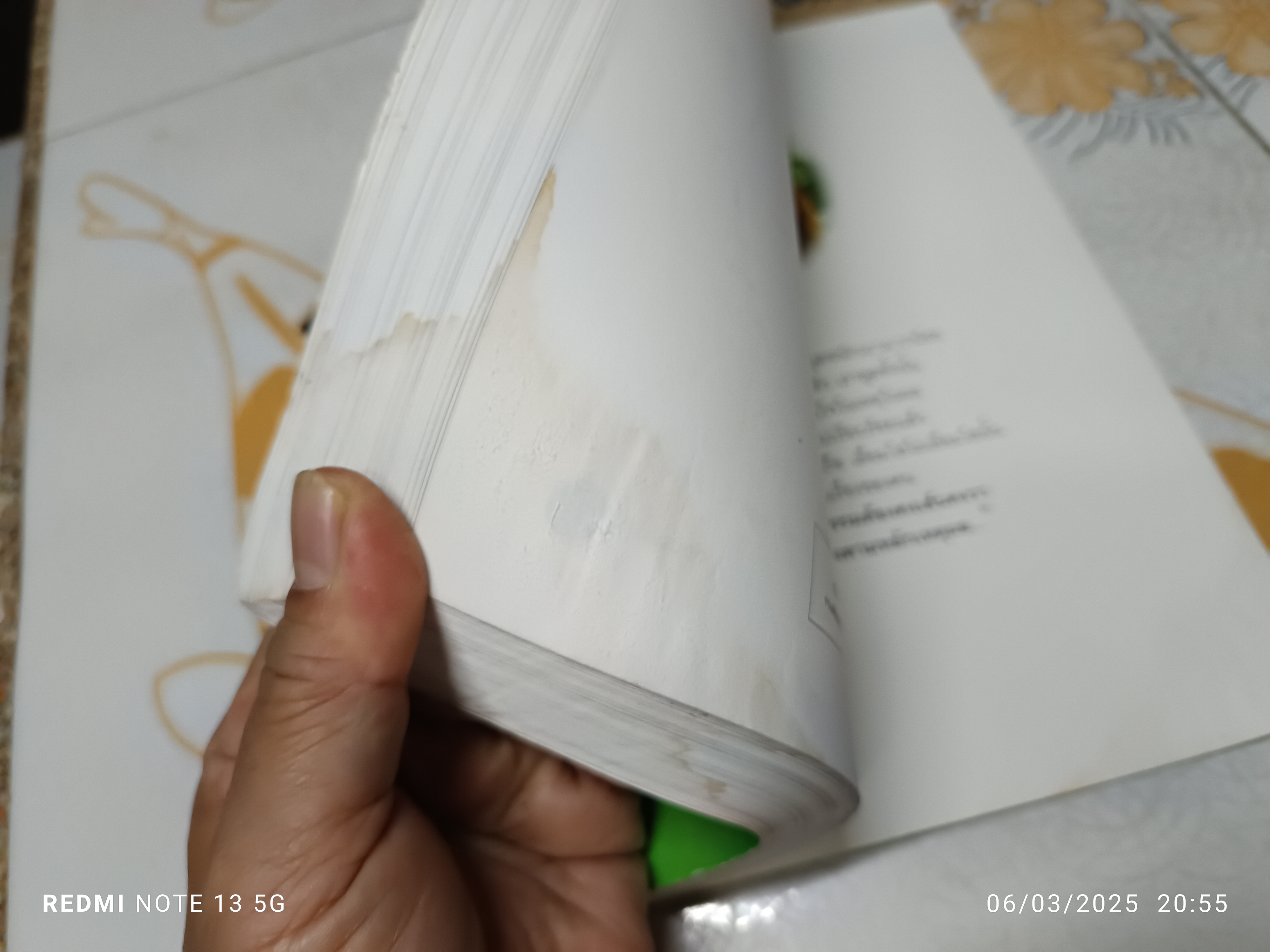 หยดน้ำบนใบบัว (ปกอ่อน) คติธรรมและชีวประวัติ พระธรรมวิสุทธิมงคล (หลวงตามหาบัว ) **หนังสือมีคราบน้ำ