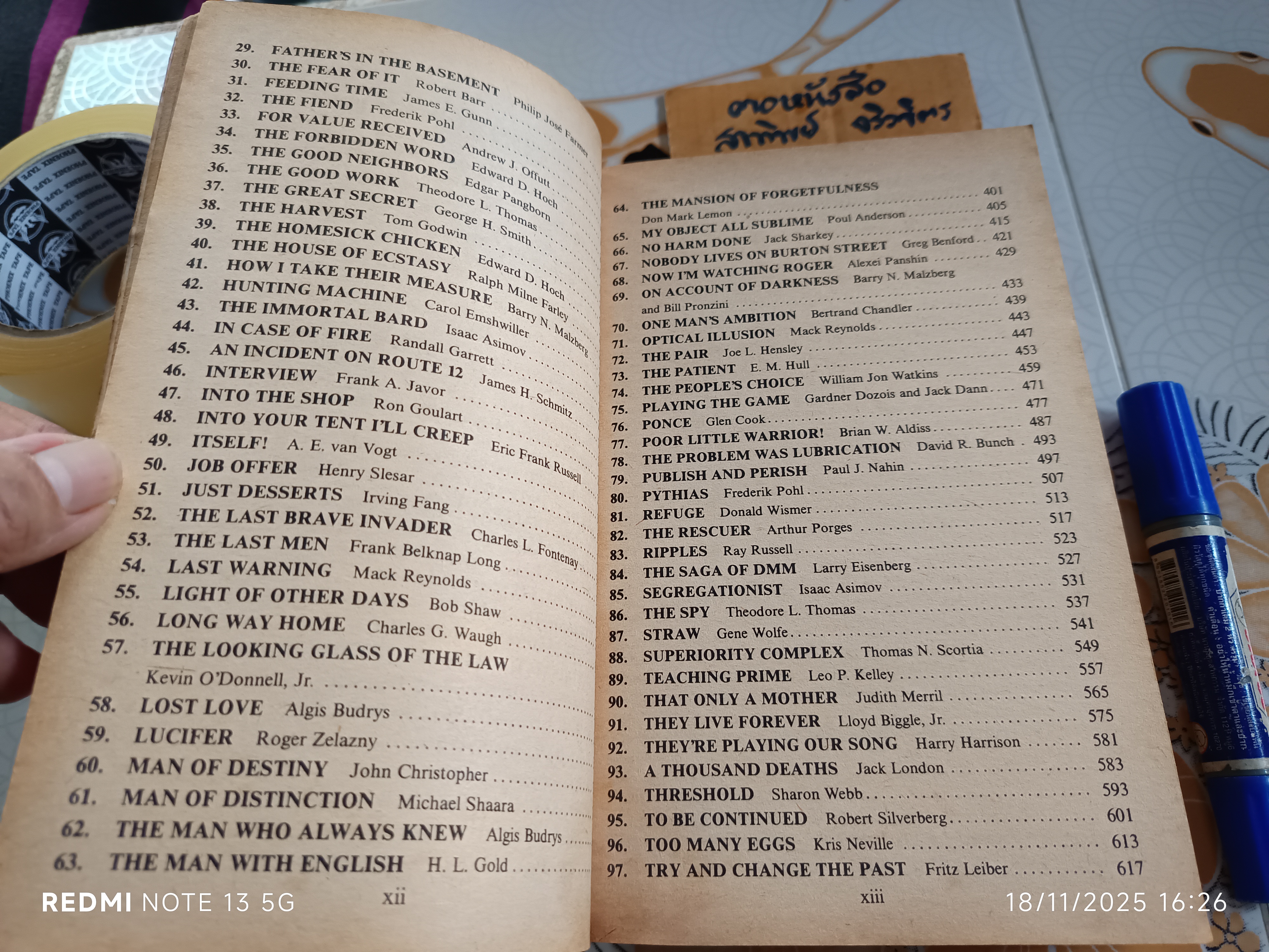 The Giant Book of Science Fiction Stories Edited by Isaac Asimov ,Magpie Books in 1992 (หนังสือมีคราบน้ำ)