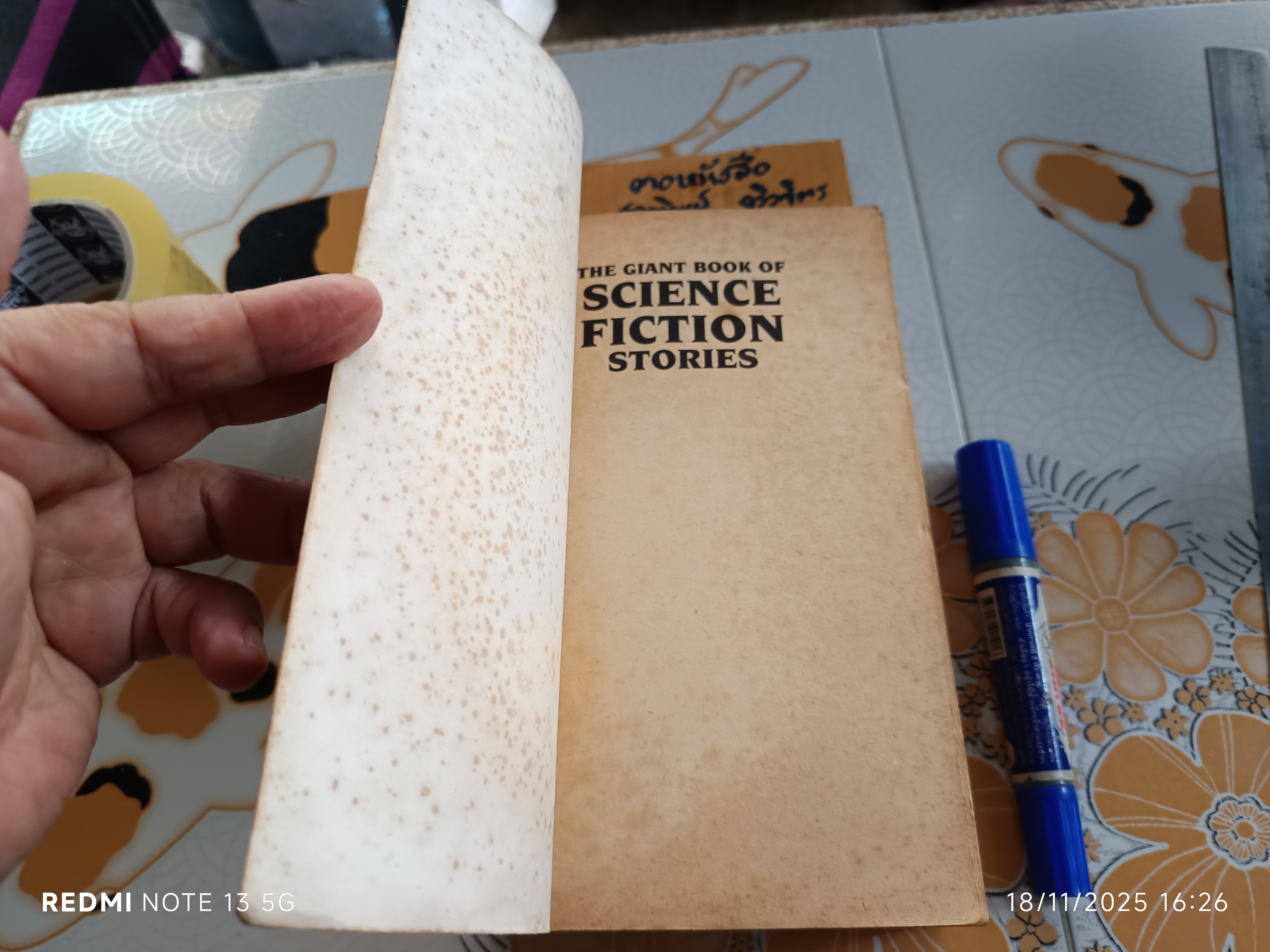 The Giant Book of Science Fiction Stories Edited by Isaac Asimov ,Magpie Books in 1992 (หนังสือมีคราบน้ำ)