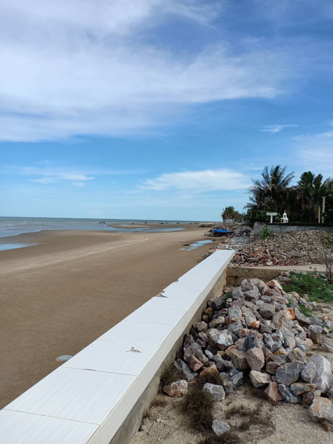 ขายที่ดินติดทะเล หาดปึกเตียน 3แปลงแบ่งขาย ล็อกละประมาณ1ไร่ ล็อกตรงกลาง367ตรว32ล้าน แปลงซ้าย1ไร่29ล้าน แปลขวา1ไร่27ล้าน