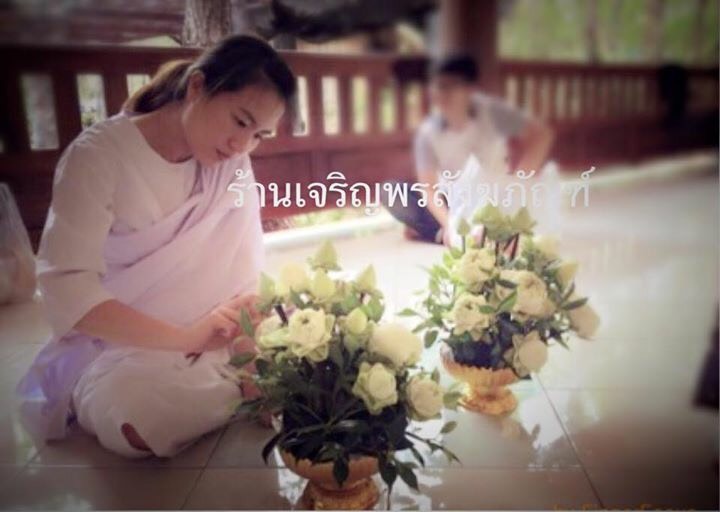 ชุดขาว,ปฏิบัติธรรม
