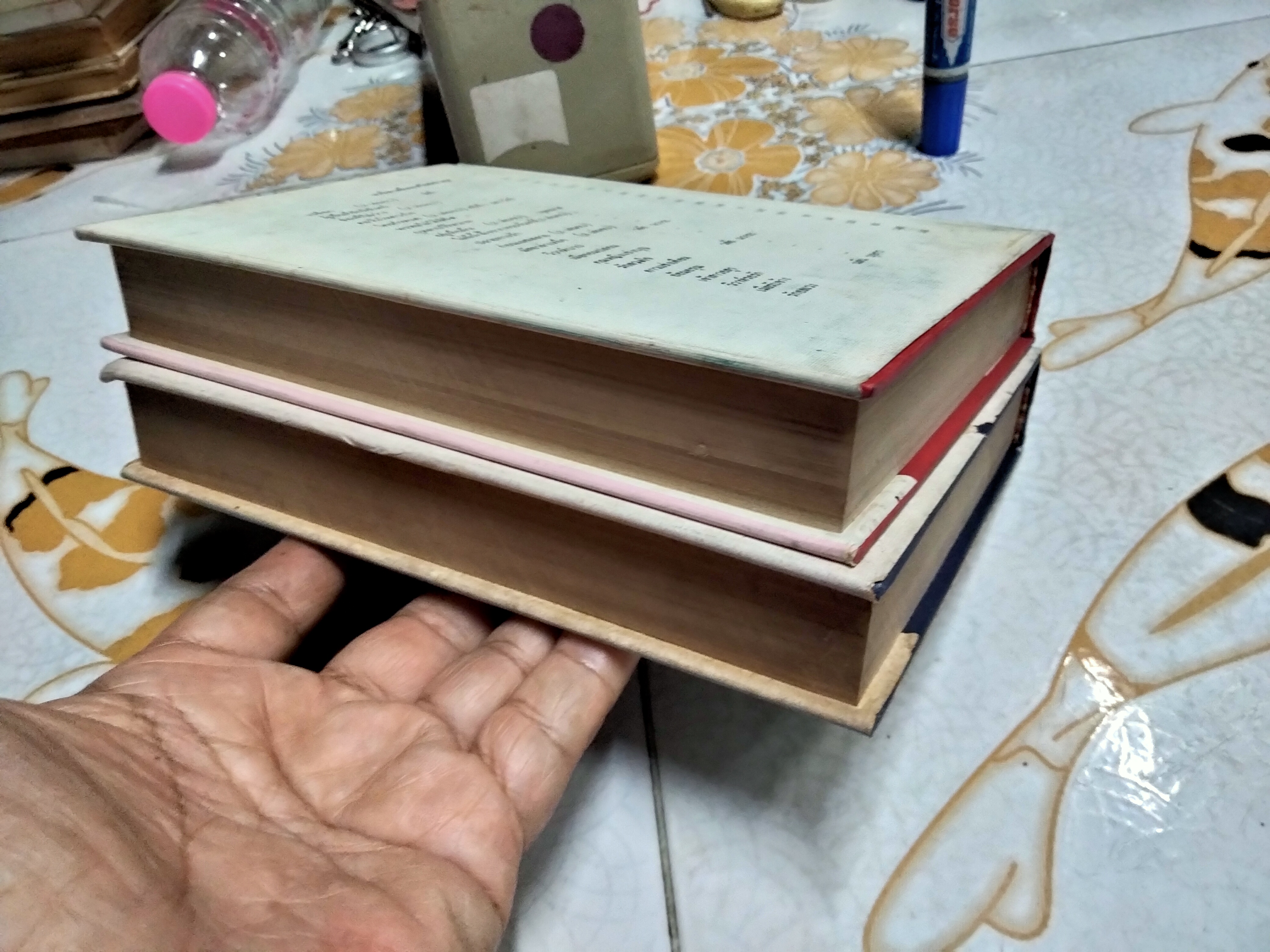 ฤาสักแต่ว่าเป็นนารี - ศรีฟ้า ลดาวัลย์ (2 เล่มจบ) พิมพ์ครั้งแรกพ.ศ 2526 บรรณาคาร