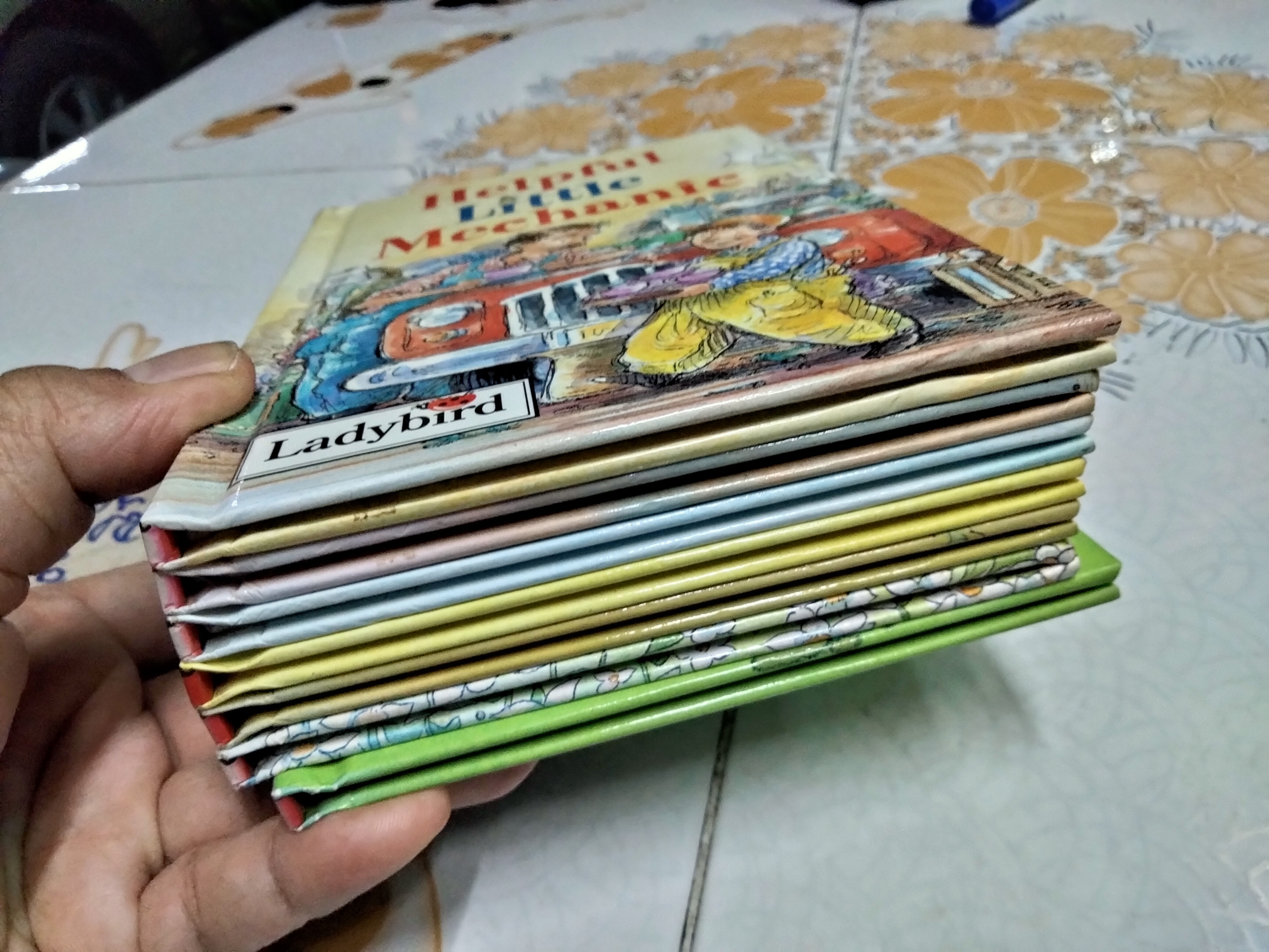 หนังสือชุด " The Ladybird Little Stories Collection " ขายรวม 7 เล่ม