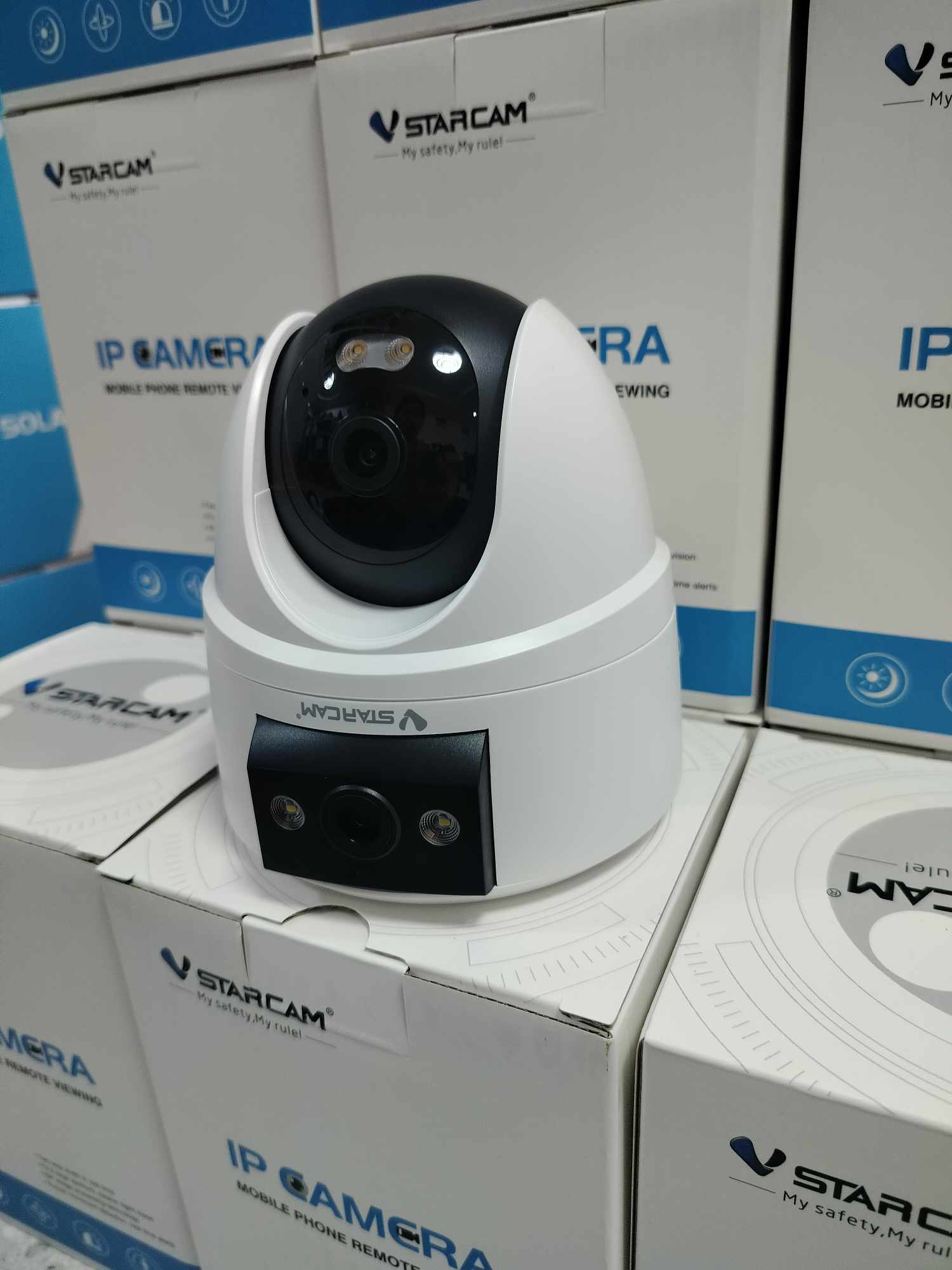 Vstarcam Vstarcam กล้องวงจรปิดใช้ภายในแบบ2เลนส์ ความคมชัด5ล้าน WIFIในตัว ดูผ่านมือถือพูดคุยโต้ตอบได้ ขาว