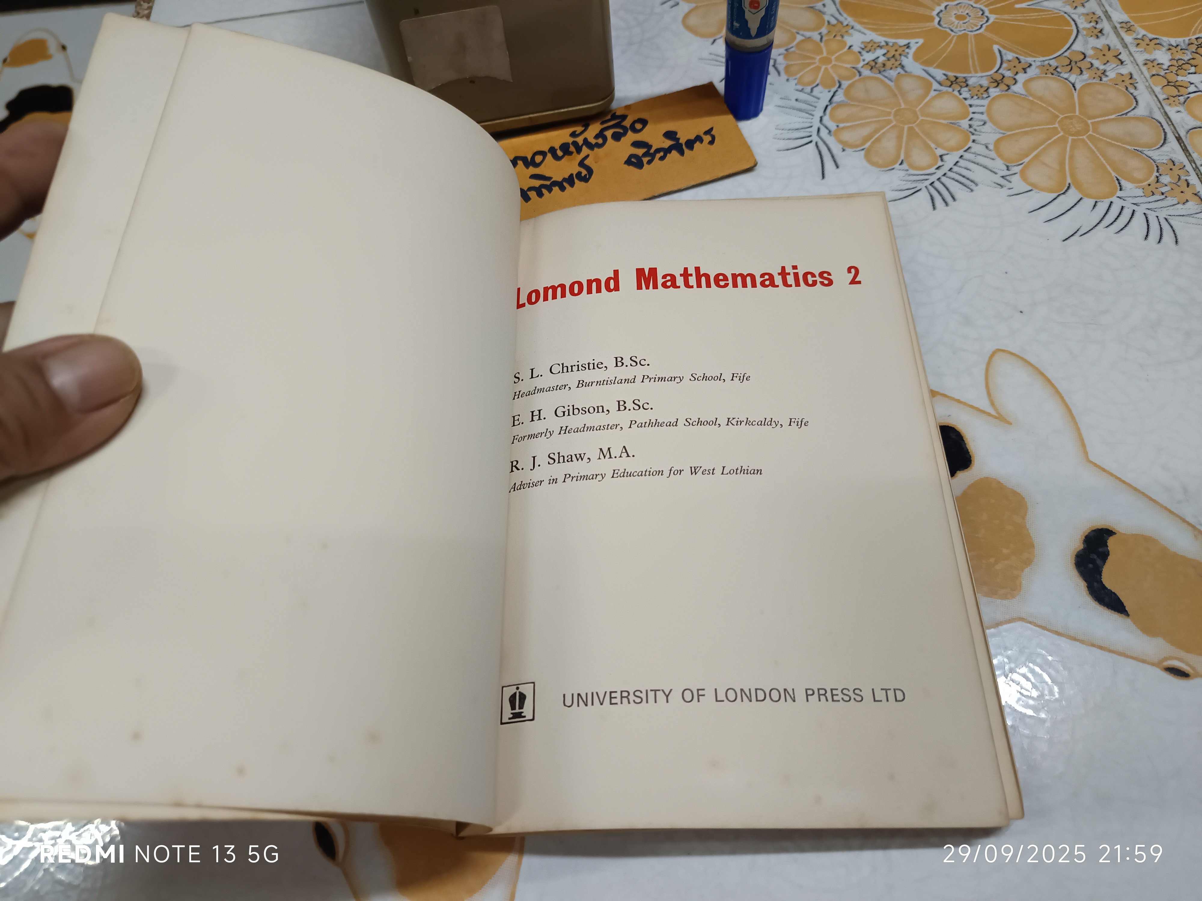 Lomond Mathematics 2 เขียนโดย S. L. Christie, E. H. Gibson และ R. J. Shaw 1968