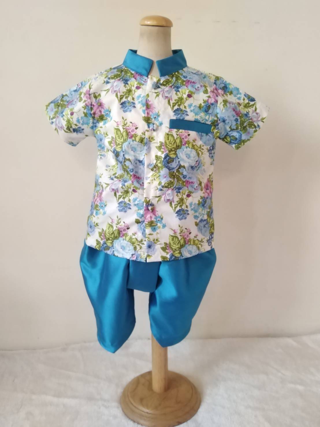 ชุดไทยเด็ก ลายดอกแนวละมุน