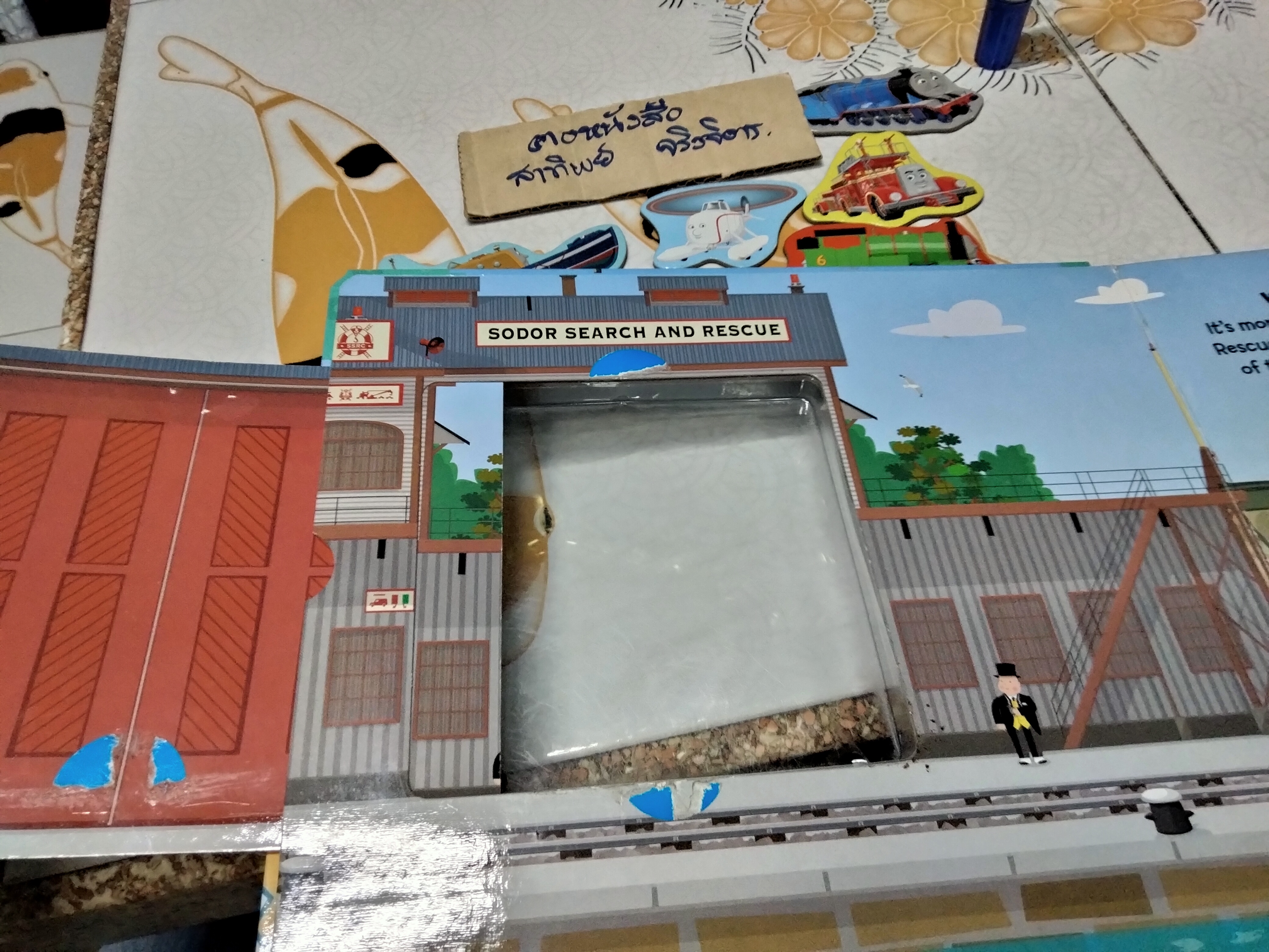 หนังสือโทมัส Thomas and friends - Magnet book ENGINES TO THE RESCUE ! ตัวแม่เหล็กมีแค่ 5 ชิ้น (ครบชุด 10 ชิ้น)