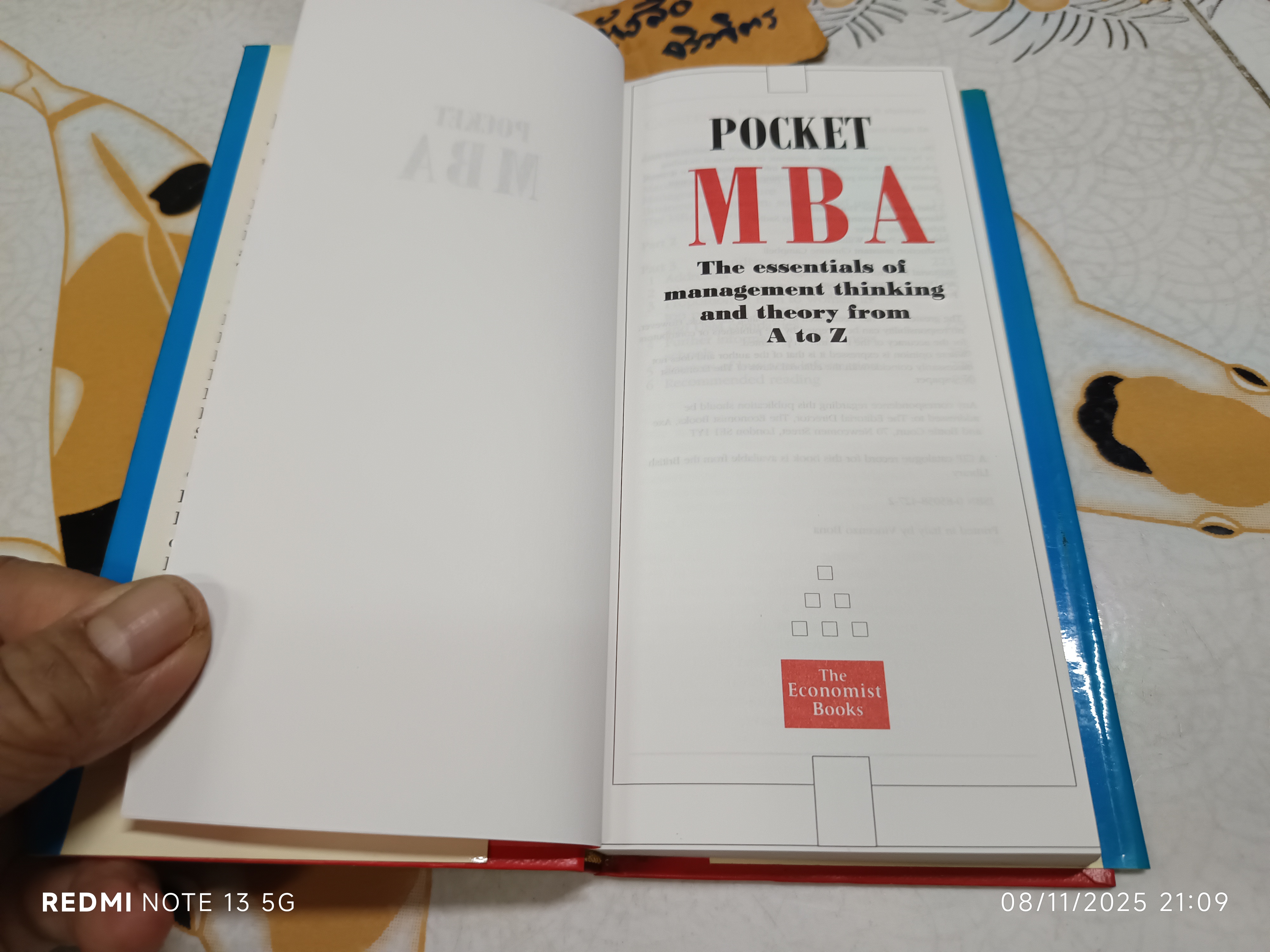 Pocket MBA The essentials of management thinking and theory from A to Z จัดพิมพ์โดย The Economist Books ปี 1992