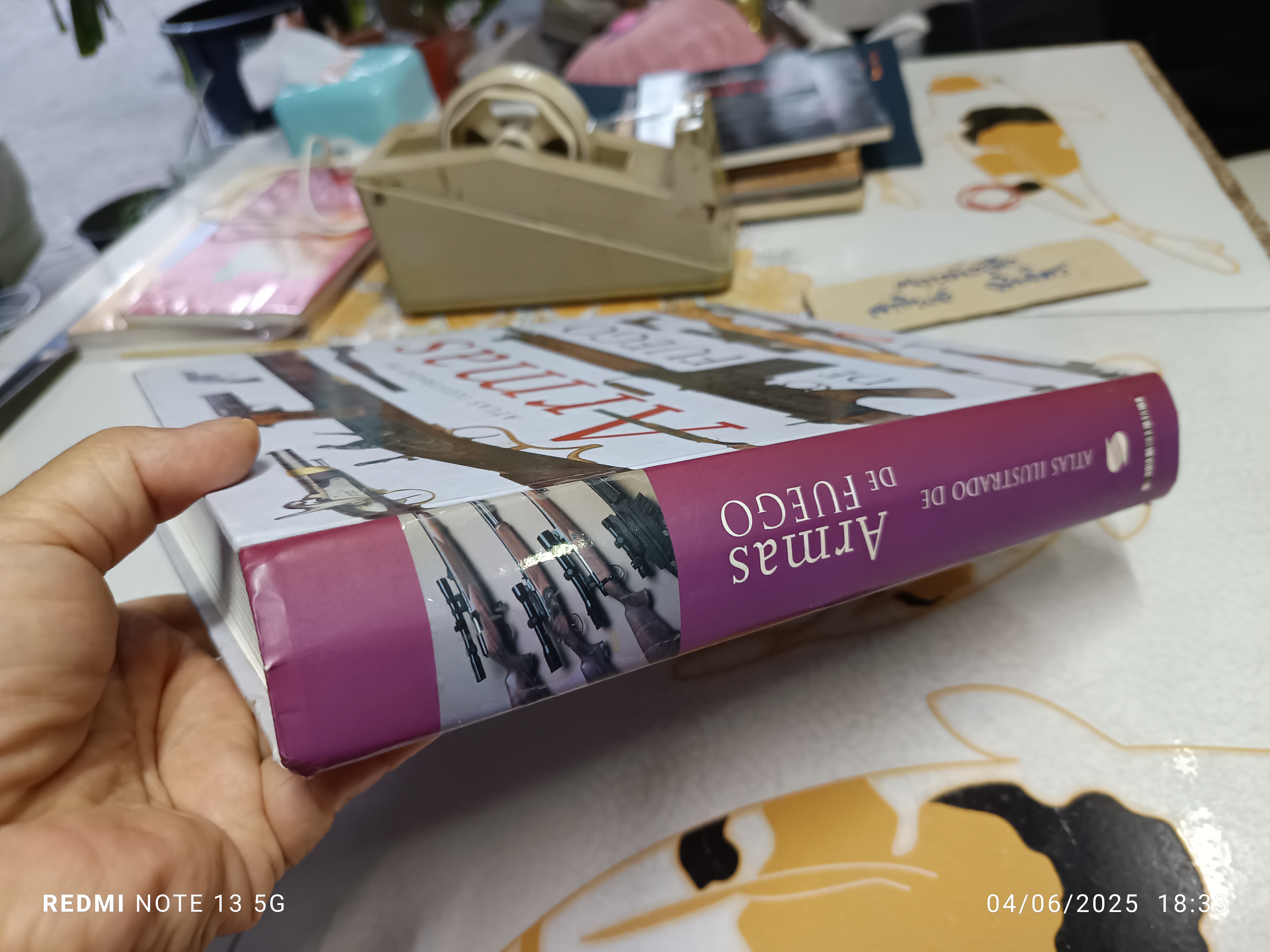 Atlas ilustrado de armas de fuego ; Language. Spanish / ประวัติปืน ความรู้เรื่องปืน (ภาษาสเปน)