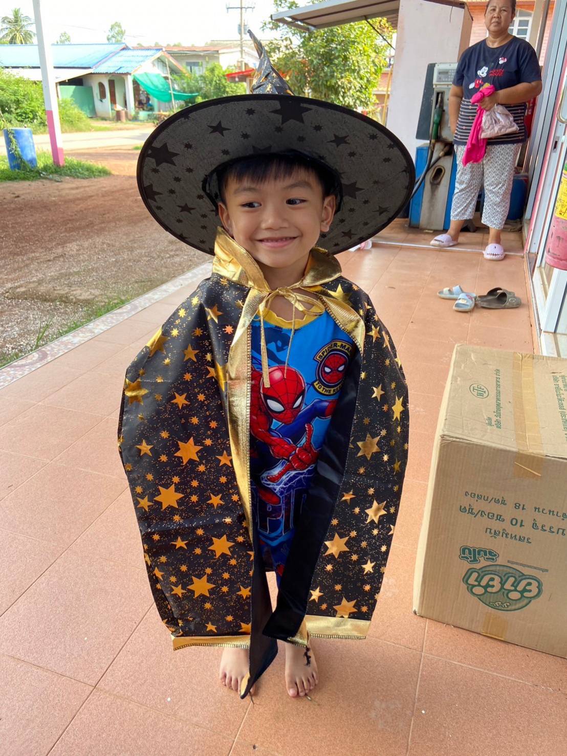 ชุดแฟนซีเด็ก ผ้าคลุมกับหมวกพ่อมดแม่มด