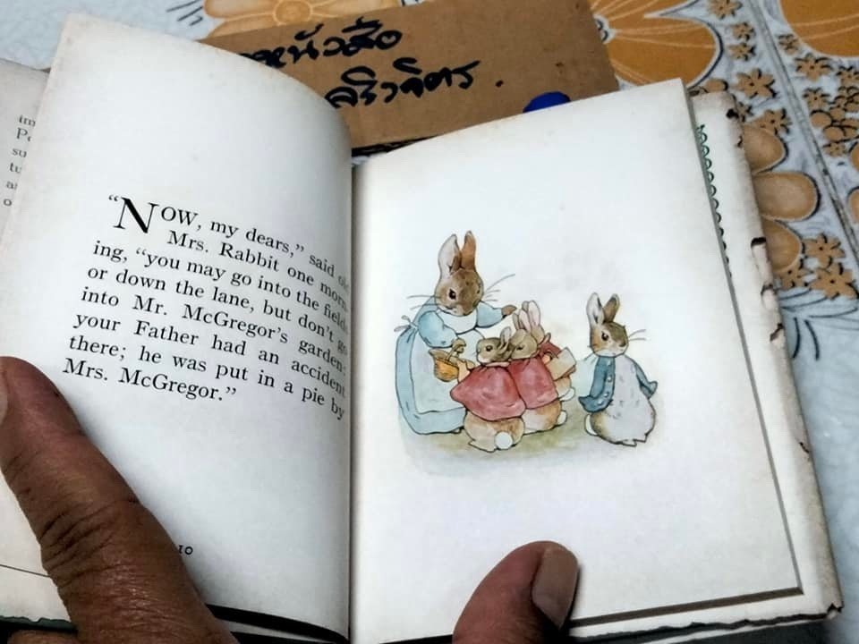 THE TALE OF PETER RABBIT BY BEATRIX POTTER (ฉบับภาษาอังกฤษ) F. WARNE & CO., ไม่ระบุปีที่พิมพ์ **สินค้าหมด**