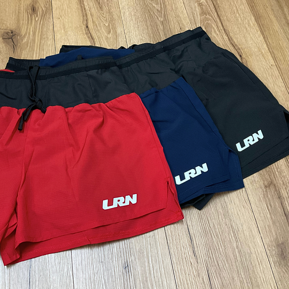 กางเกงวิ่งขาสั้น วิ่งมาราธอน วิ่งเทรล 2.5 " มีซับในขาสั้น มีกระเป๋าใส่ของที่รอบเอวในตัว (F04)
