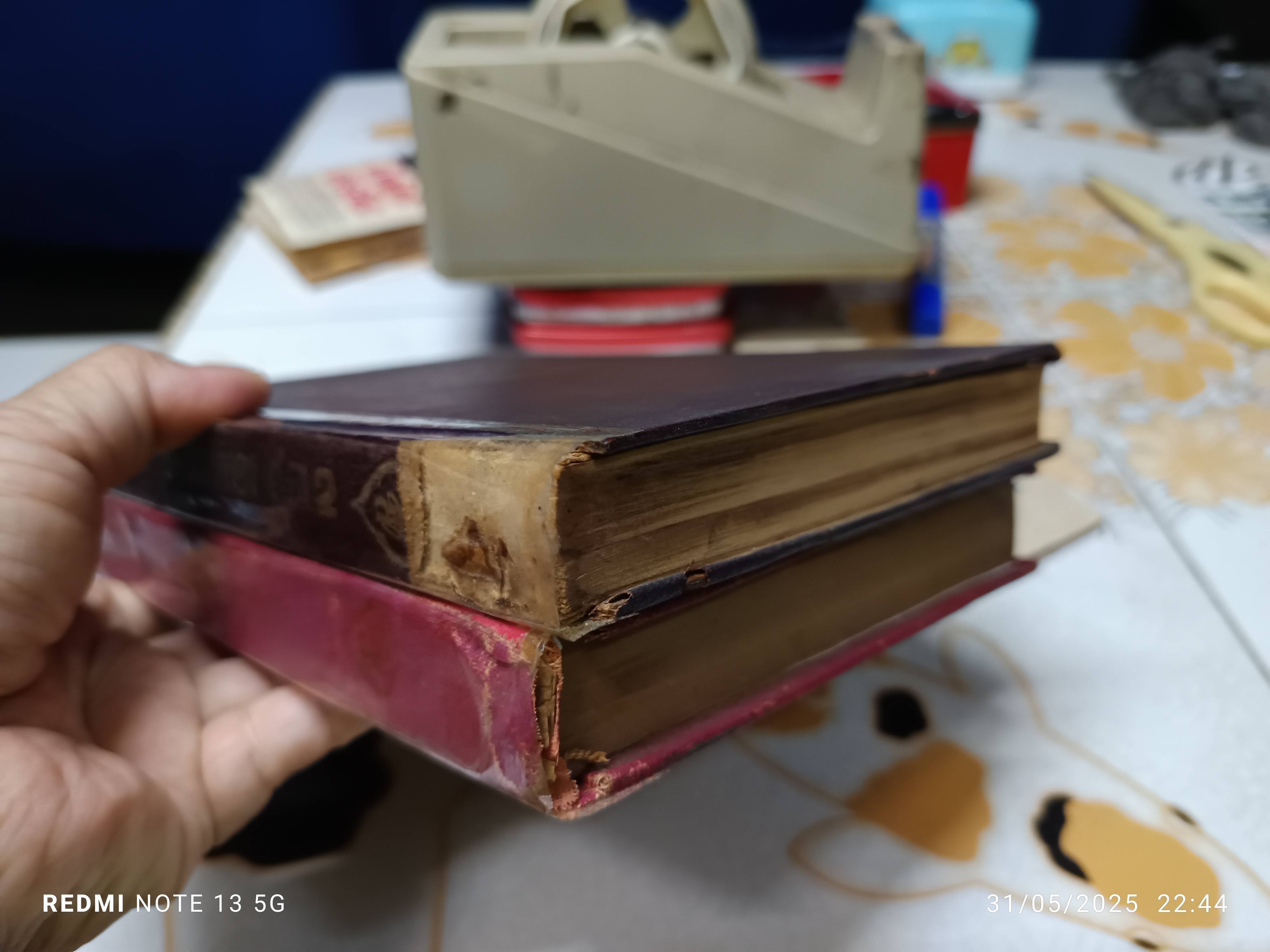 วรรณกรรมของแสงทอง ชุดที่ 1+ 2 (ขาดชุดที่ 3 / หนังสือ 3 เล่มชุด) **สันหนังสือมีรอยติดเทปใส