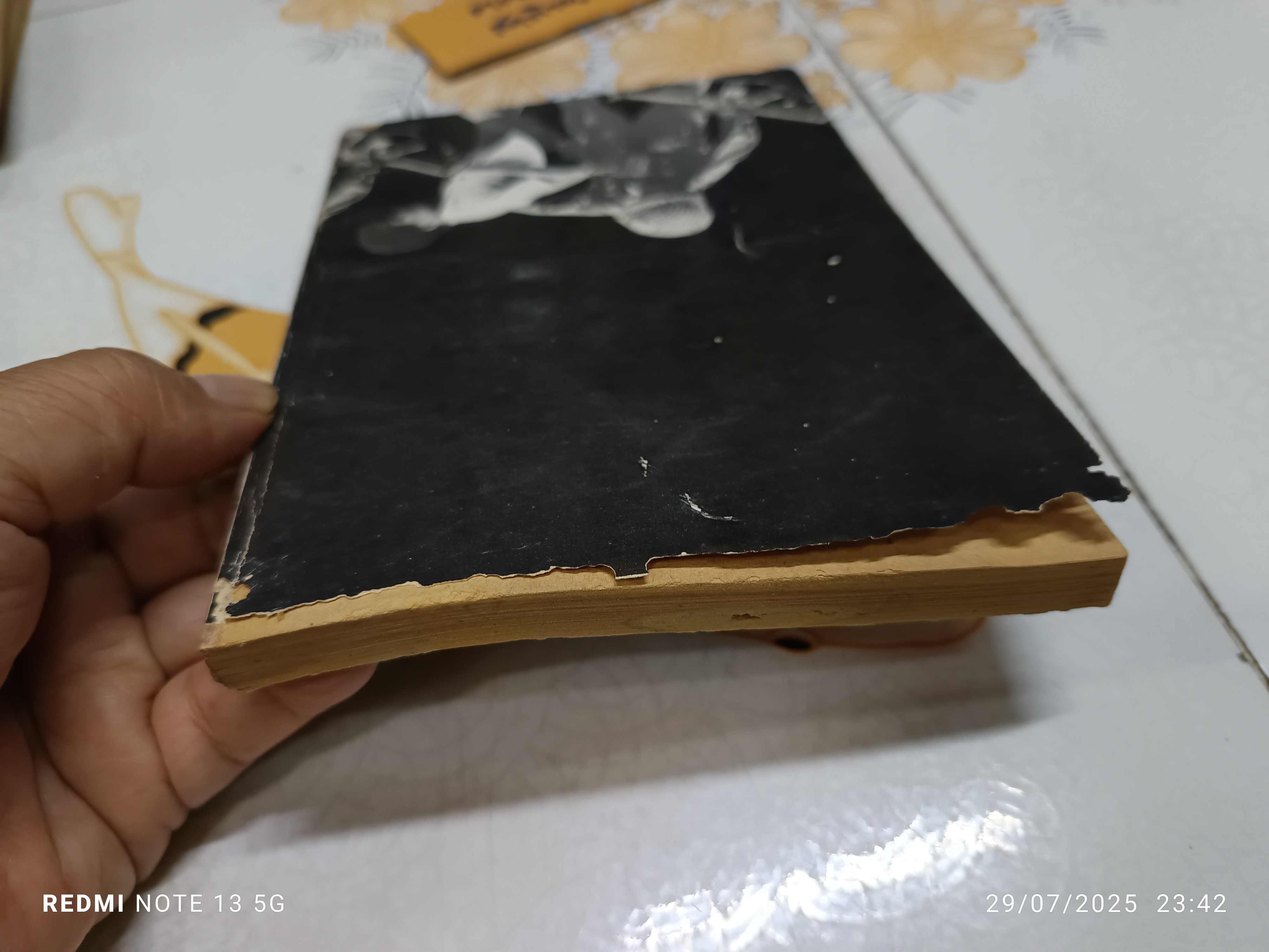 ล้างชาติเขมร โดย พินิจสวัสดิ์ / พิมพ์ครั้งแรกพ.ศ 2528 เด็ดดวง รณชัย จัดทำ