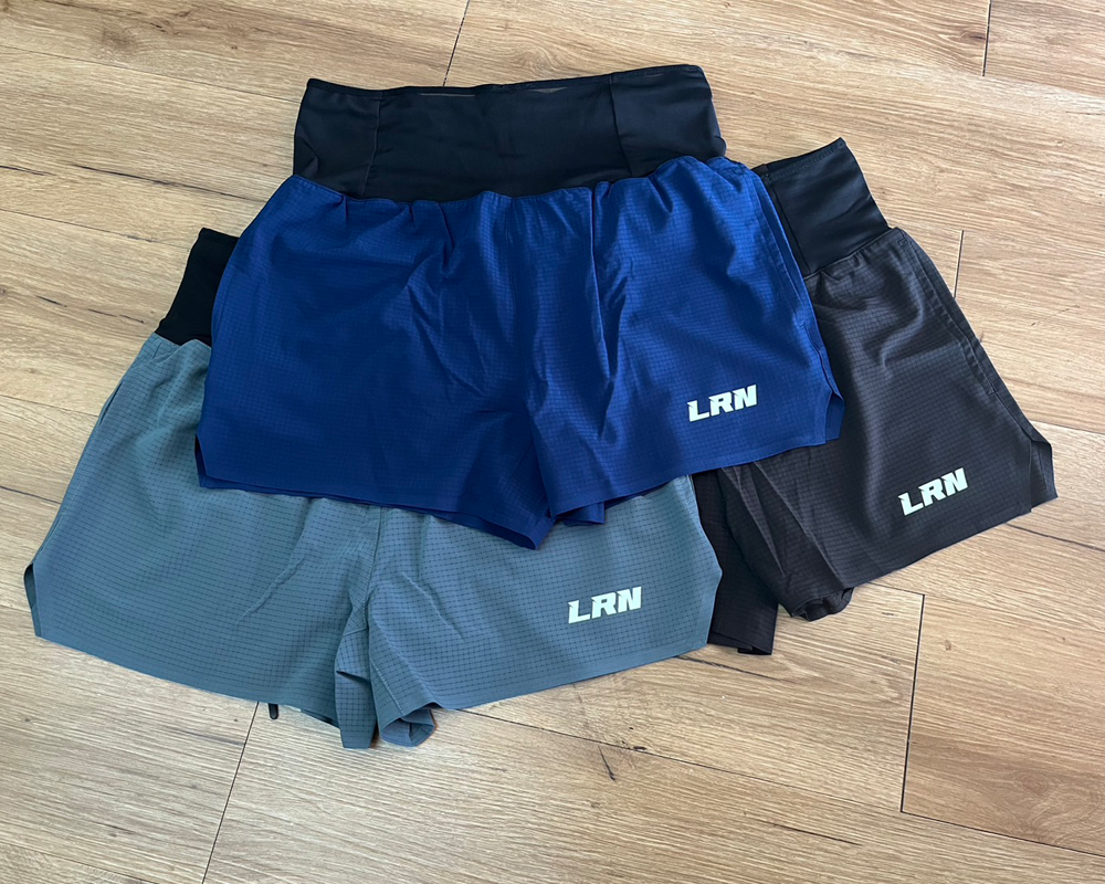 กางเกงวิ่งขาสั้น วิ่งเทรล 3" มีซัปใน มีกระเป๋าใส่ของที่รอบเอวในตัว โลโก้เรืองแสง (F27)