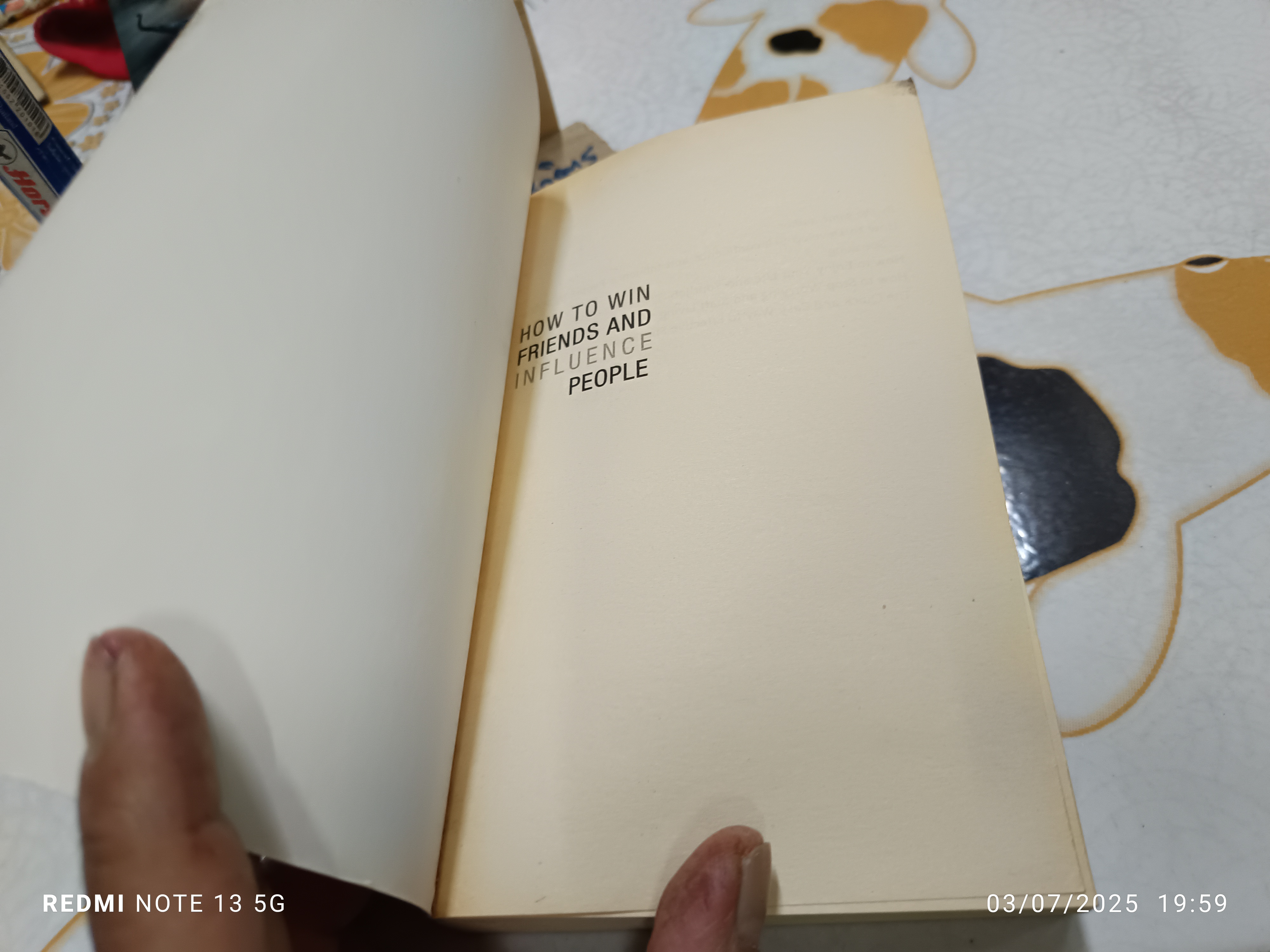 How to Win Friends & Influence People (Dale Carnegie ) **มีรอยเปื้อนที่มุมหนังสือ (ตามรูป)
