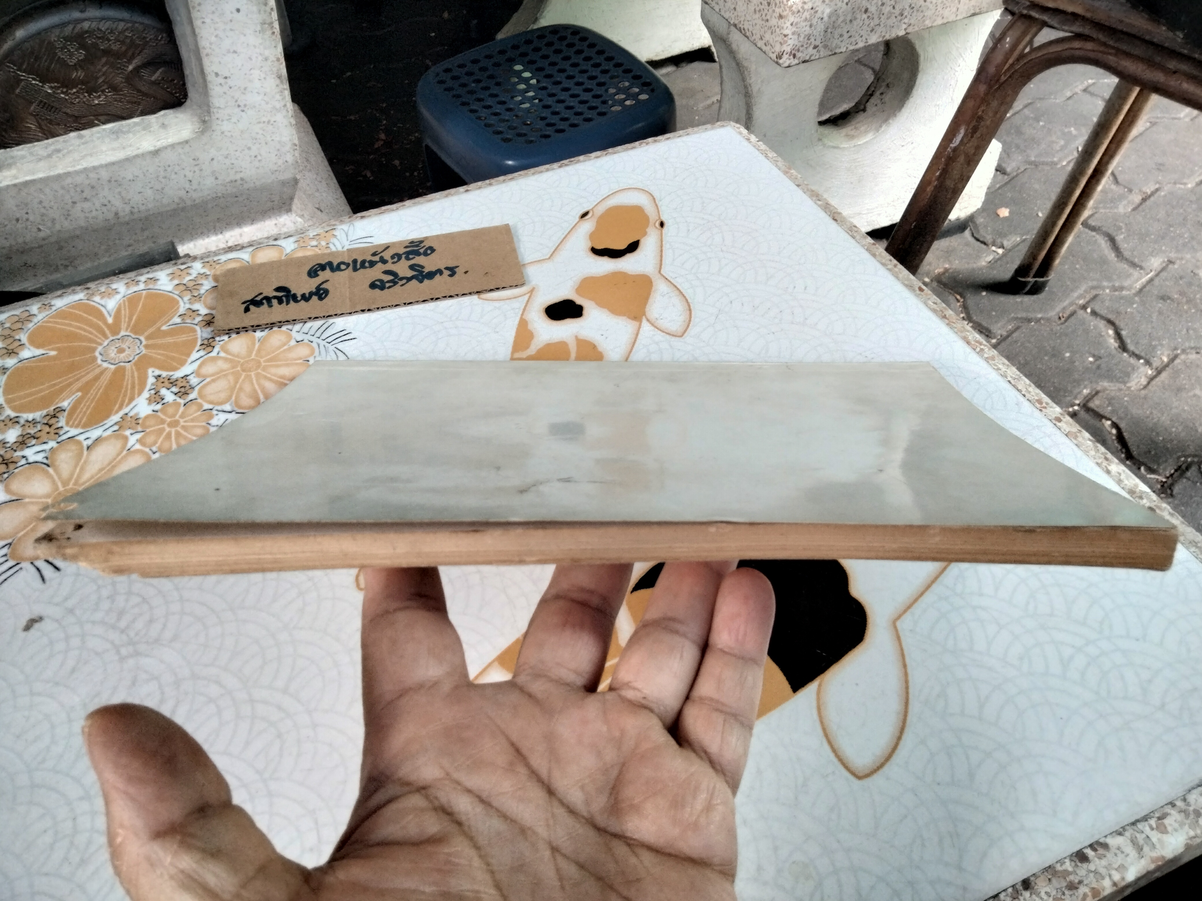 สมุดภาพ แสดงเครื่องแต่งกาย ตามสมัยประวัติศาสตร์และโบราณคดี โดย กรมศิลปากร (หนังสือมีตำหนิ ปกหน้าและมุมหน้าแรกๆ แหว่งหายไป)