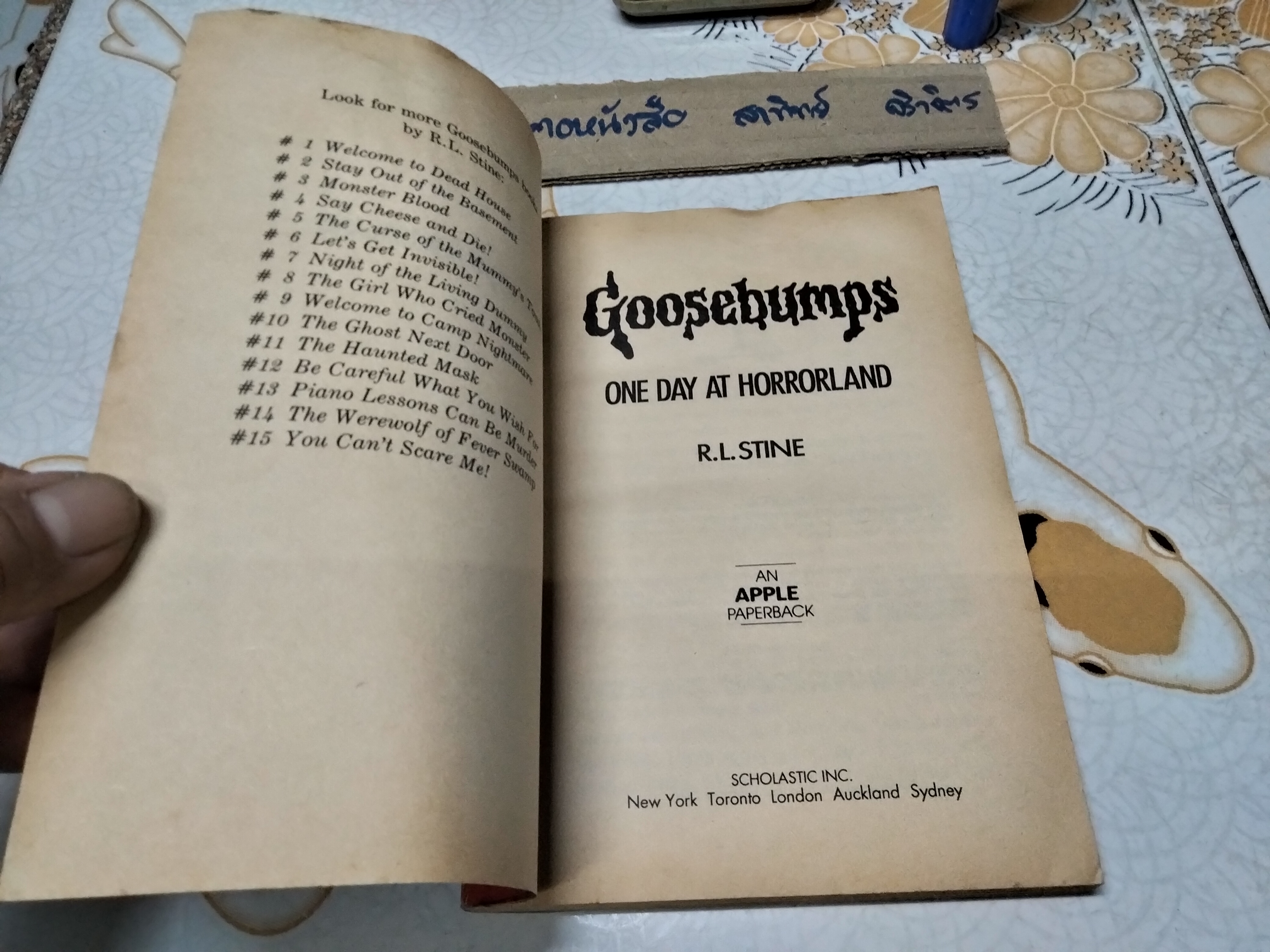 Goosebumps #16 one day at HORRORLAND (original series - R.L. STINE) ฉบับภาษาอังกฤษ สภาพพอใช้