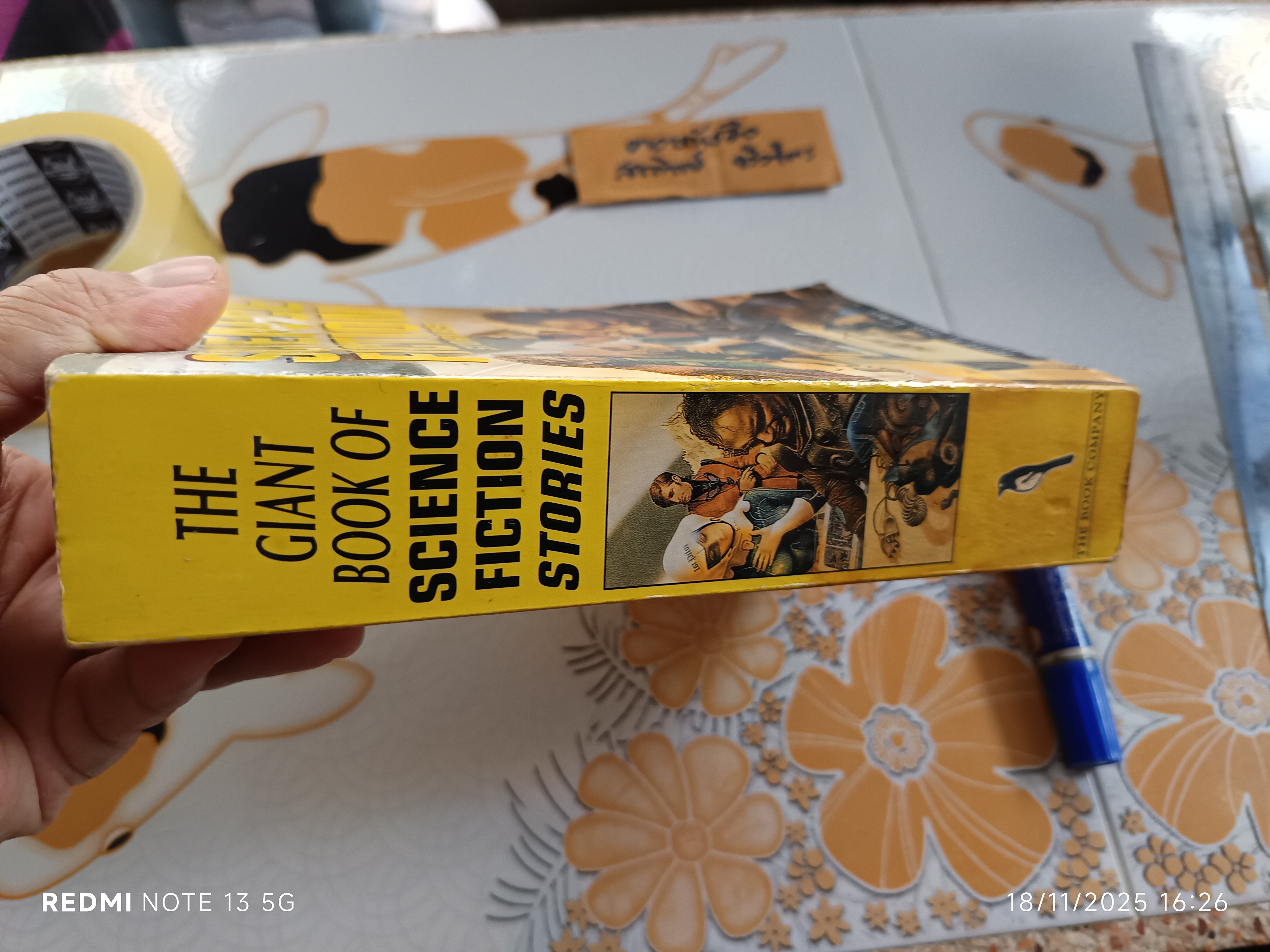 The Giant Book of Science Fiction Stories Edited by Isaac Asimov ,Magpie Books in 1992 (หนังสือมีคราบน้ำ)