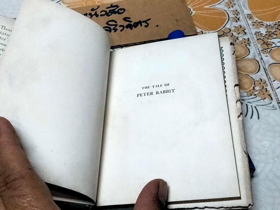 THE TALE OF PETER RABBIT BY BEATRIX POTTER (ฉบับภาษาอังกฤษ) F. WARNE & CO., ไม่ระบุปีที่พิมพ์ **สินค้าหมด**