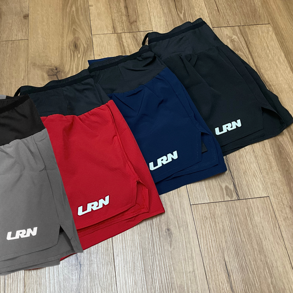 กางเกงวิ่งขาสั้น วิ่งมาราธอน วิ่งเทรล 2.5 " มีซับในขาสั้น มีกระเป๋าใส่ของที่รอบเอวในตัว (F04)