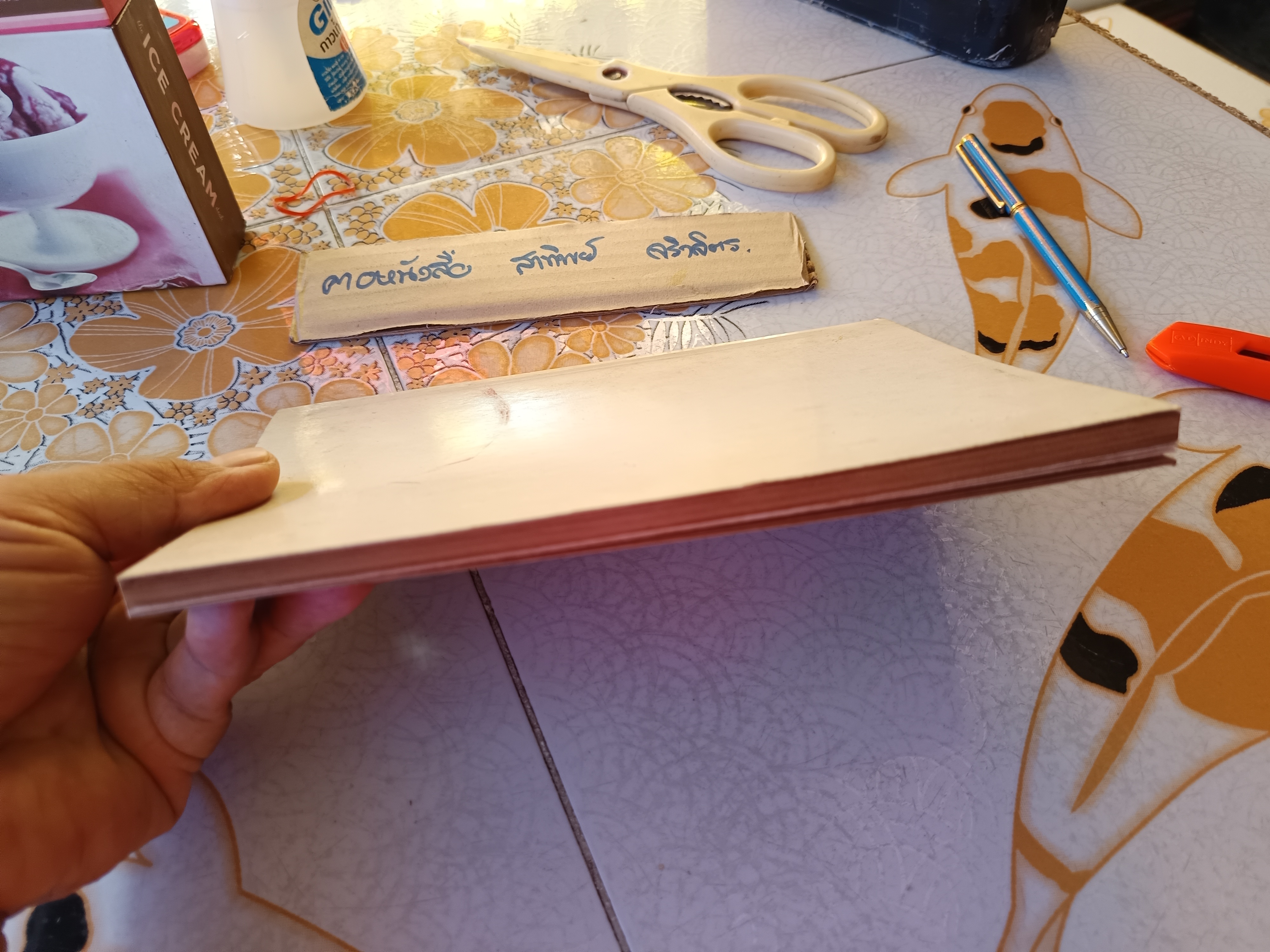 การอนุรักษ์จิตรกรรมฝาผนัง เรียบเรียงโดย วรรณิภา ณ สงขลา / จัดพิมพ์เนื่องในโอกาส การจัดนิทรรศการ การอนุรักษ์จิตรกรรมฝาผนัง พระวิหารหลวงวัดสุทัศนเทพวราราม เมื่อวันที่ 1-15 มีนาคม 2528