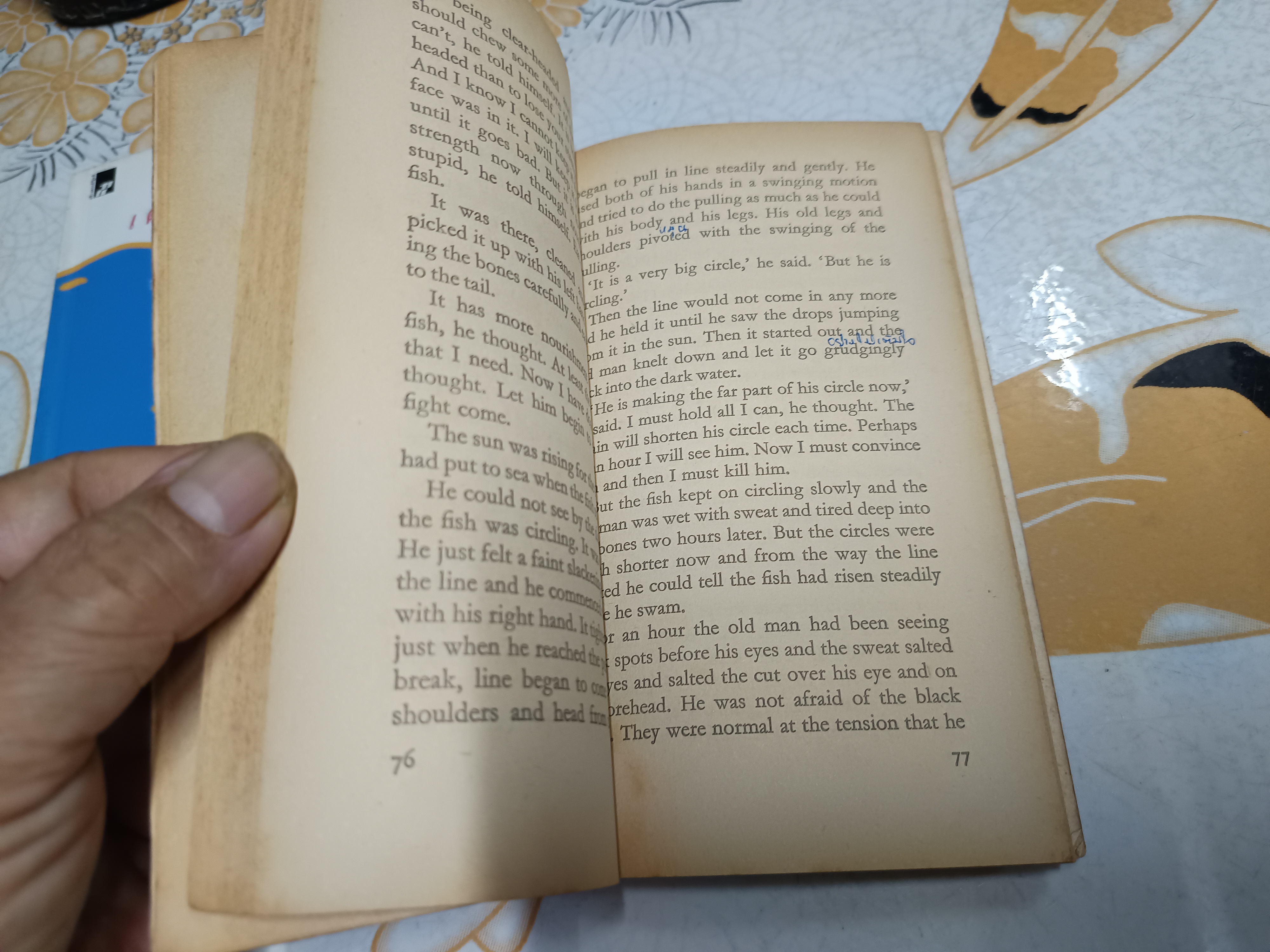 (ขายรวม 2 เล่ม) เฒ่าผจญทะเล + The Old Man and the Sea , penguin books