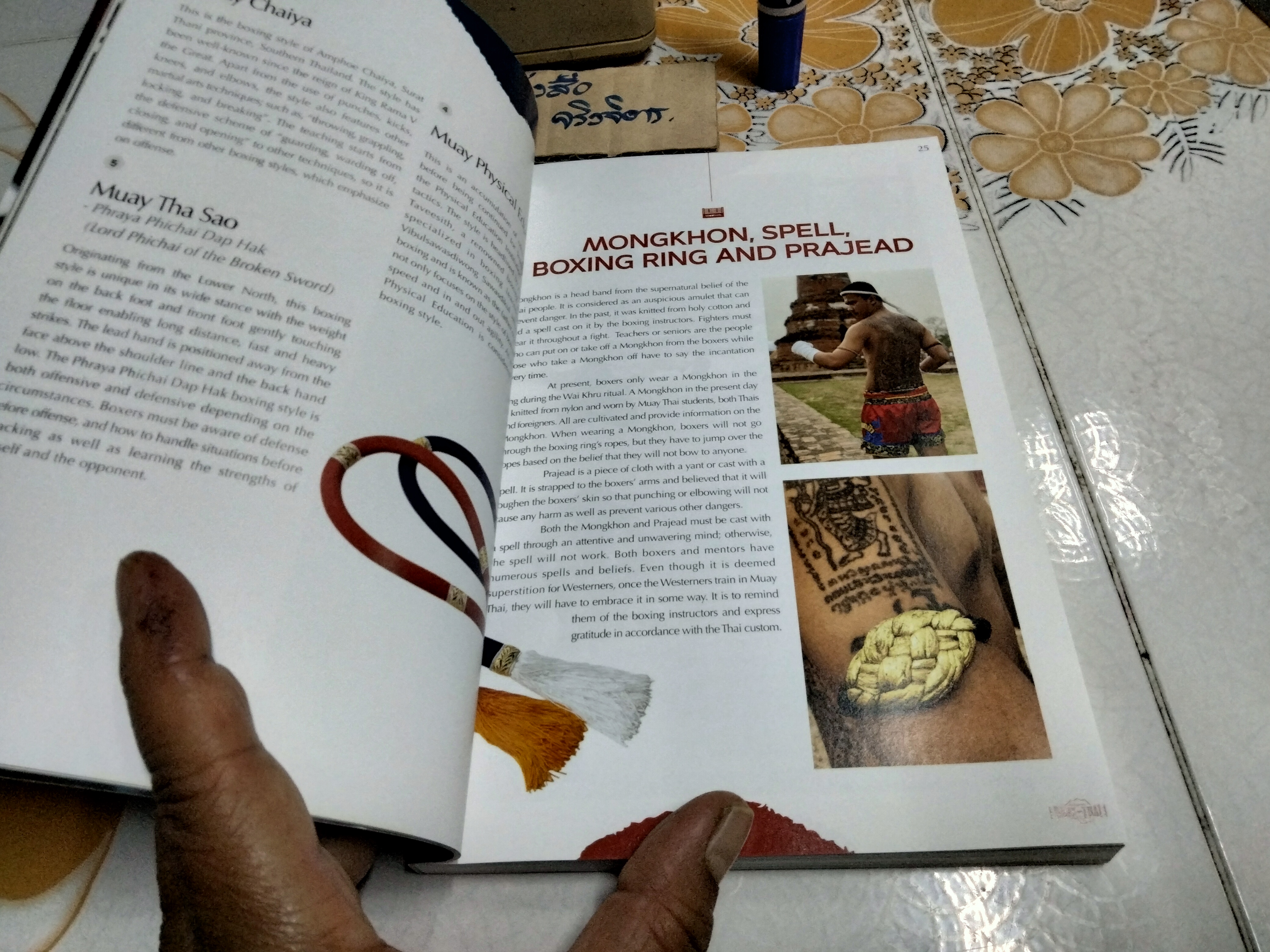 Awesome Muaythai - หนังสือคู่มือท่องเที่ยว โดยการท่องเที่ยวแห่งประเทศไทย **พิมพ์เป็นภาษาอังกฤษทั้งเล่ม