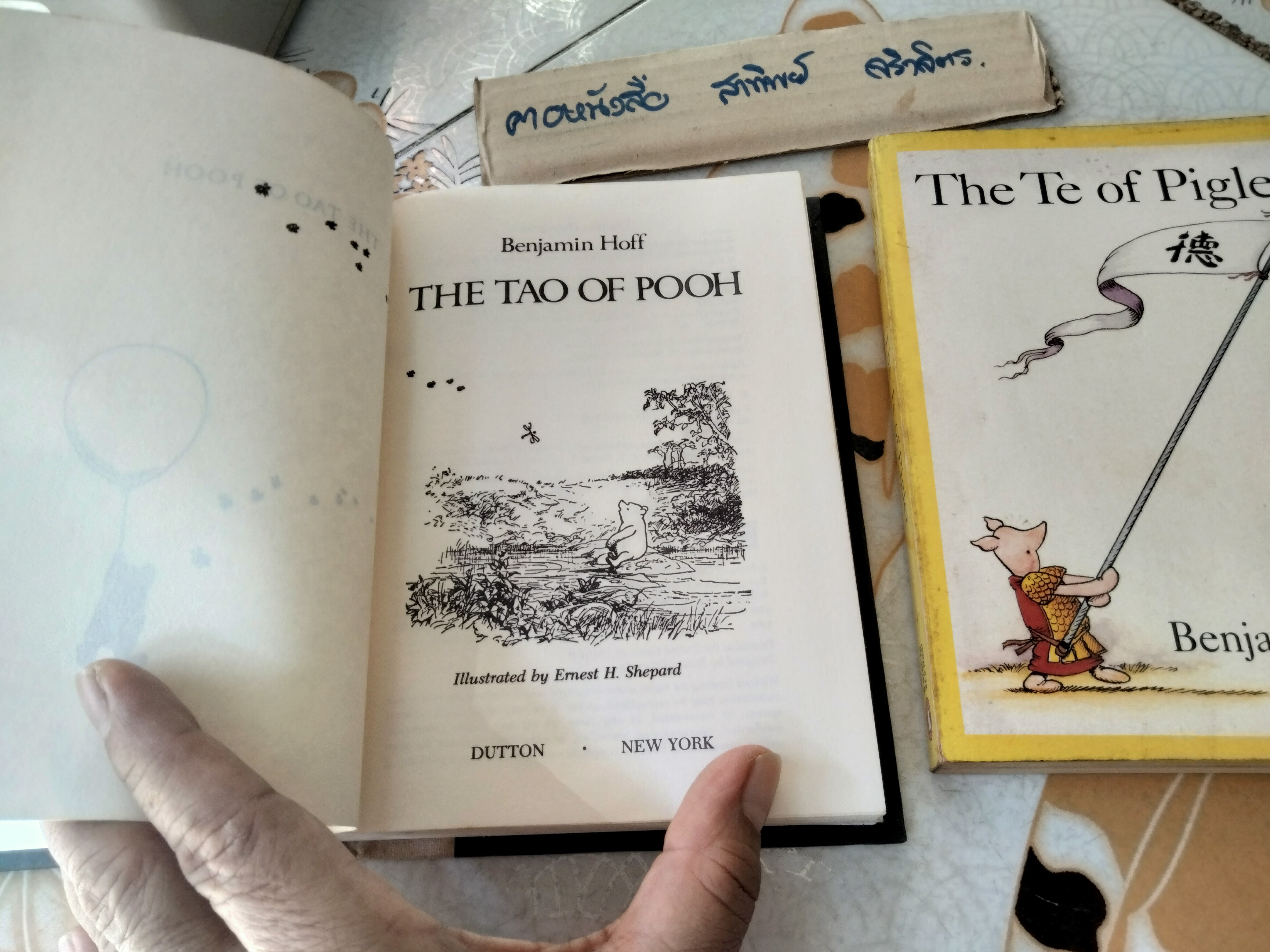 The Tao of Pooh (ปกแข็ง - ไม่มีใบหุ้มปก) + The Te of Piglet (ปกอ่อน) ขายรวม 2 เล่ม / Benjamin Hoff **สินค้าหมด**