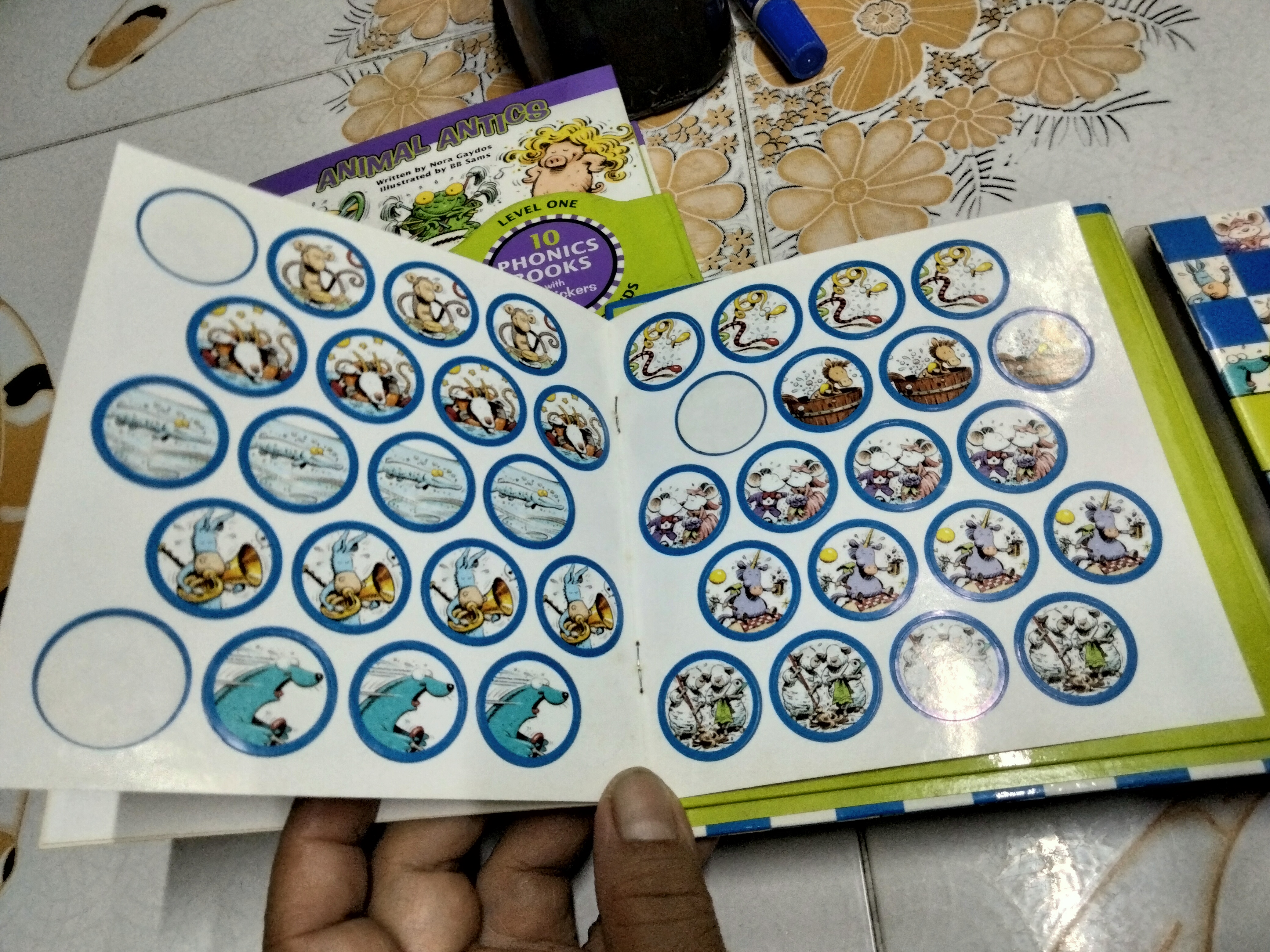 NOW I'M READING FOR BEGINNING READERS. (ขายรวม 2 เล่ม) LEVEL 1 - AMAZING ANIMALS / LEVEL 2 - ANIMAL ANTICS