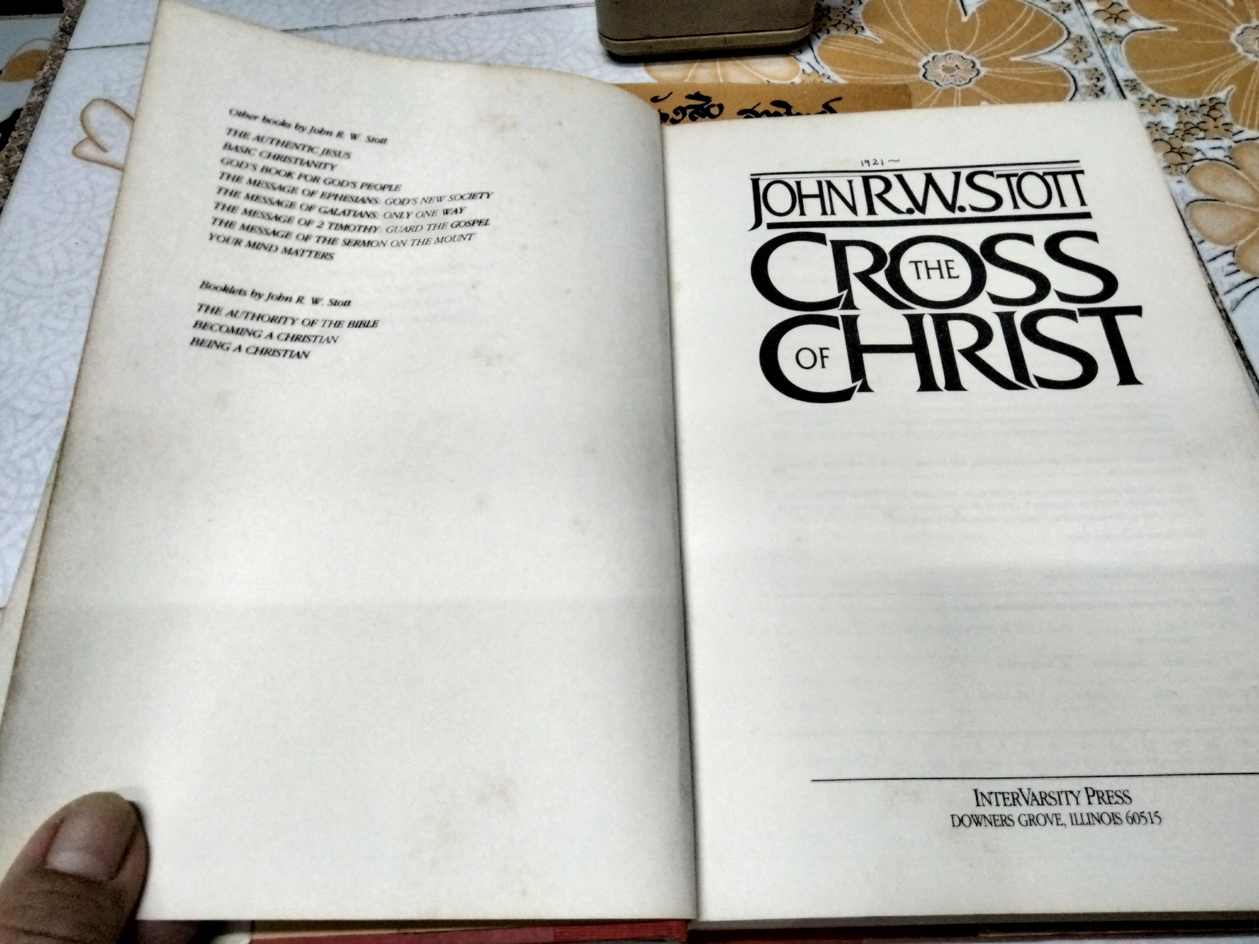 THE CROSS OF CHRIST by John R. W. Stott ,1986