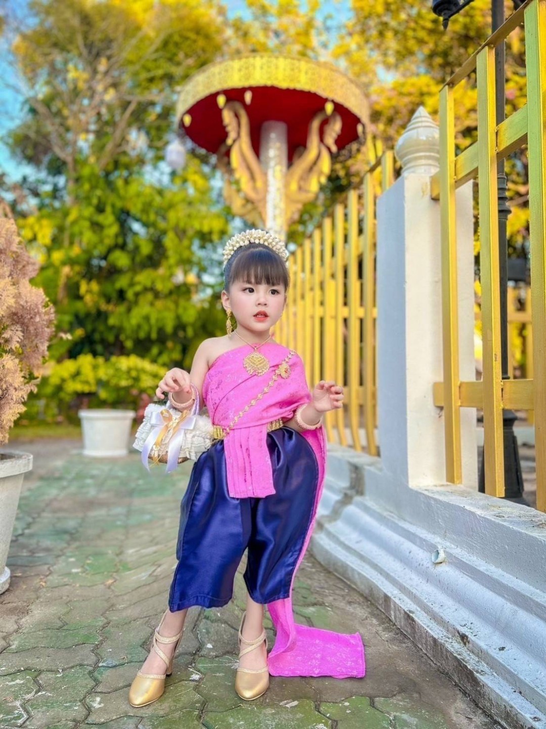 ชุดไทยเด็กหญิง สไบสีหวานกับโจงสีพื้น