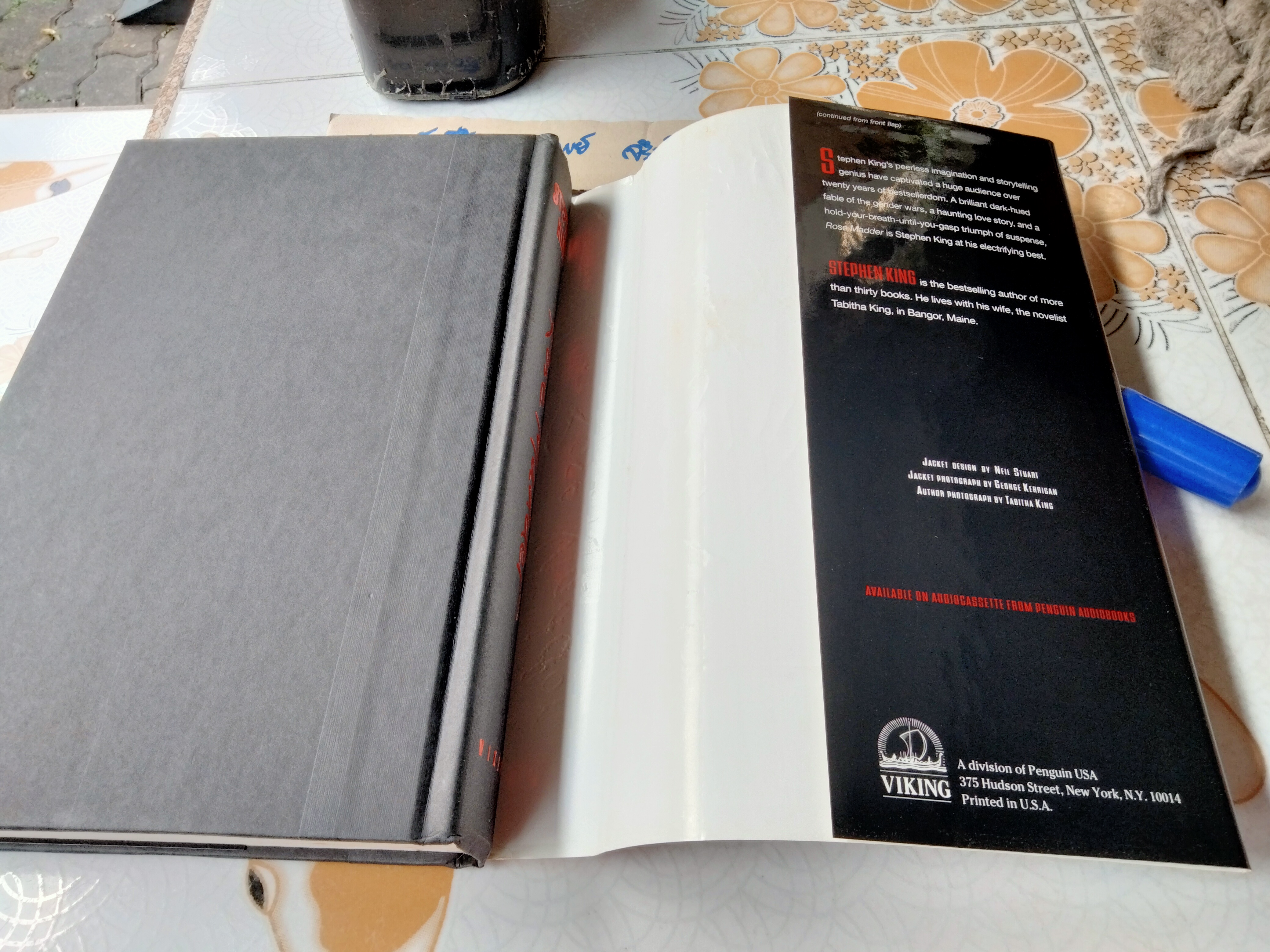 Rose Madder (ฉบับภาษาอังกฤษ) โดย Stephen King จัดพิมพ์โดย Viking ในปี 1995