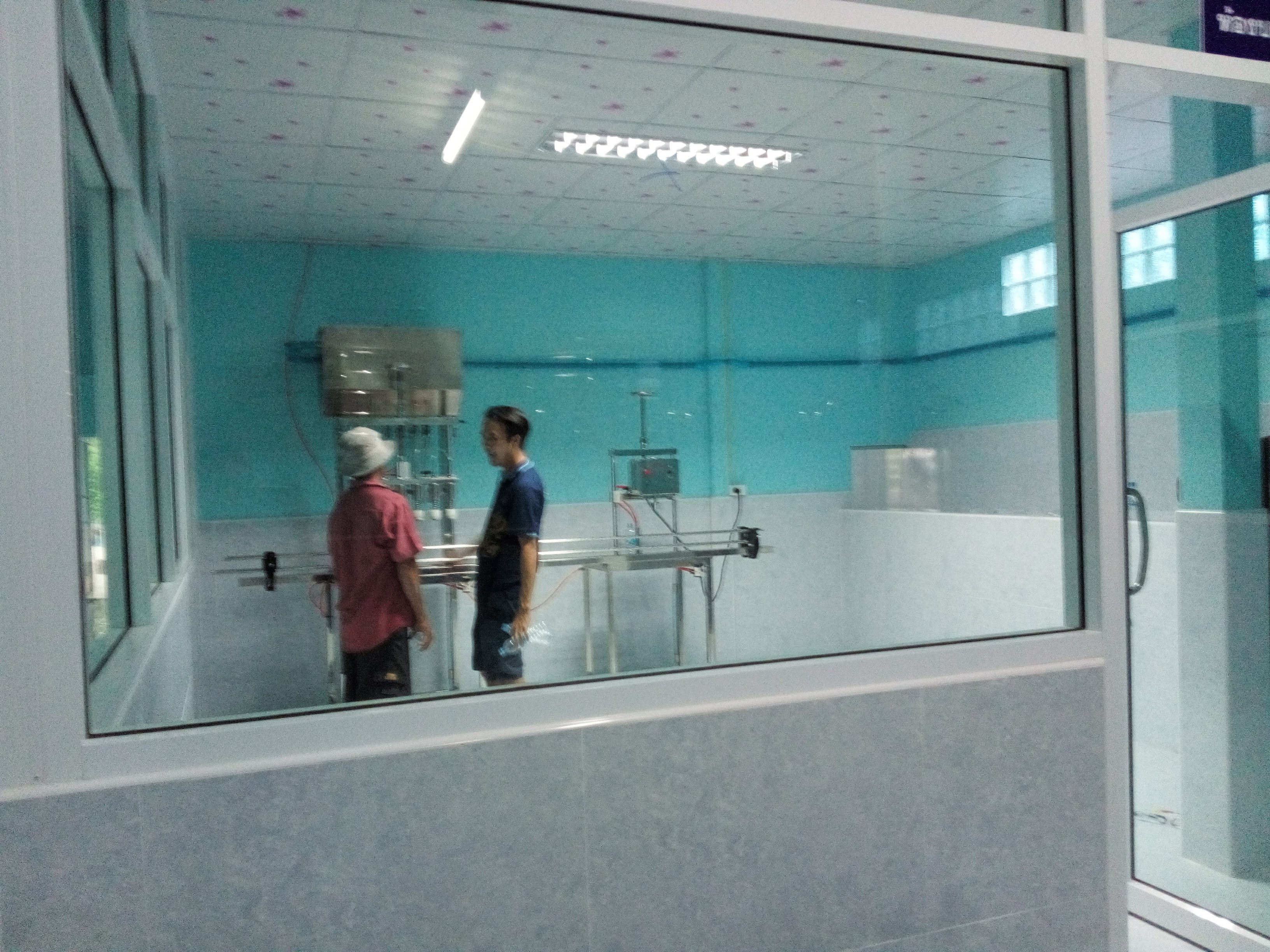 เครื่องบรรจุขวดน้ำดื่มกึ่งอัติโนมัติ6หัวพร้อมเครื่องปิดฝา