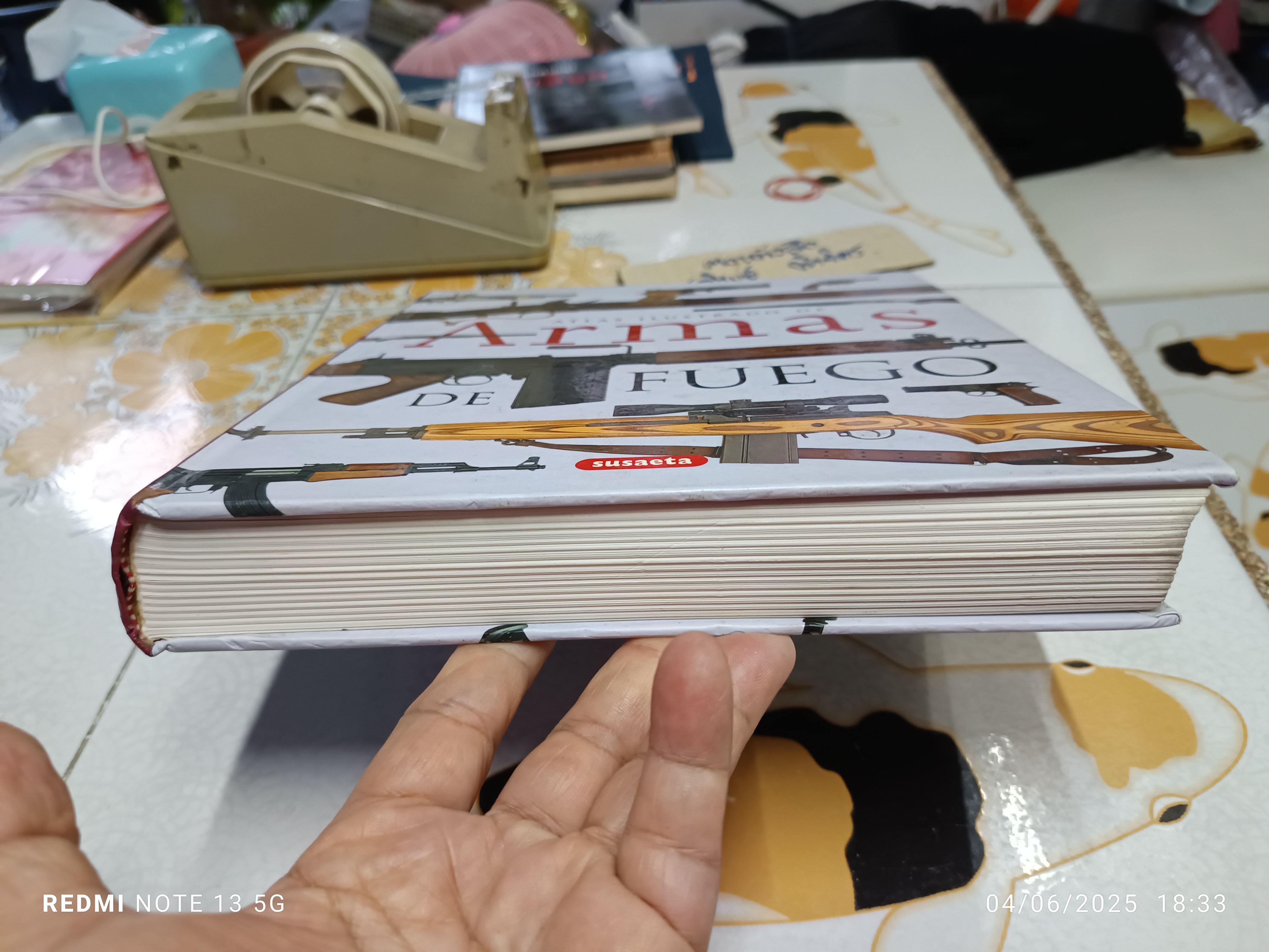 Atlas ilustrado de armas de fuego ; Language. Spanish / ประวัติปืน ความรู้เรื่องปืน (ภาษาสเปน)