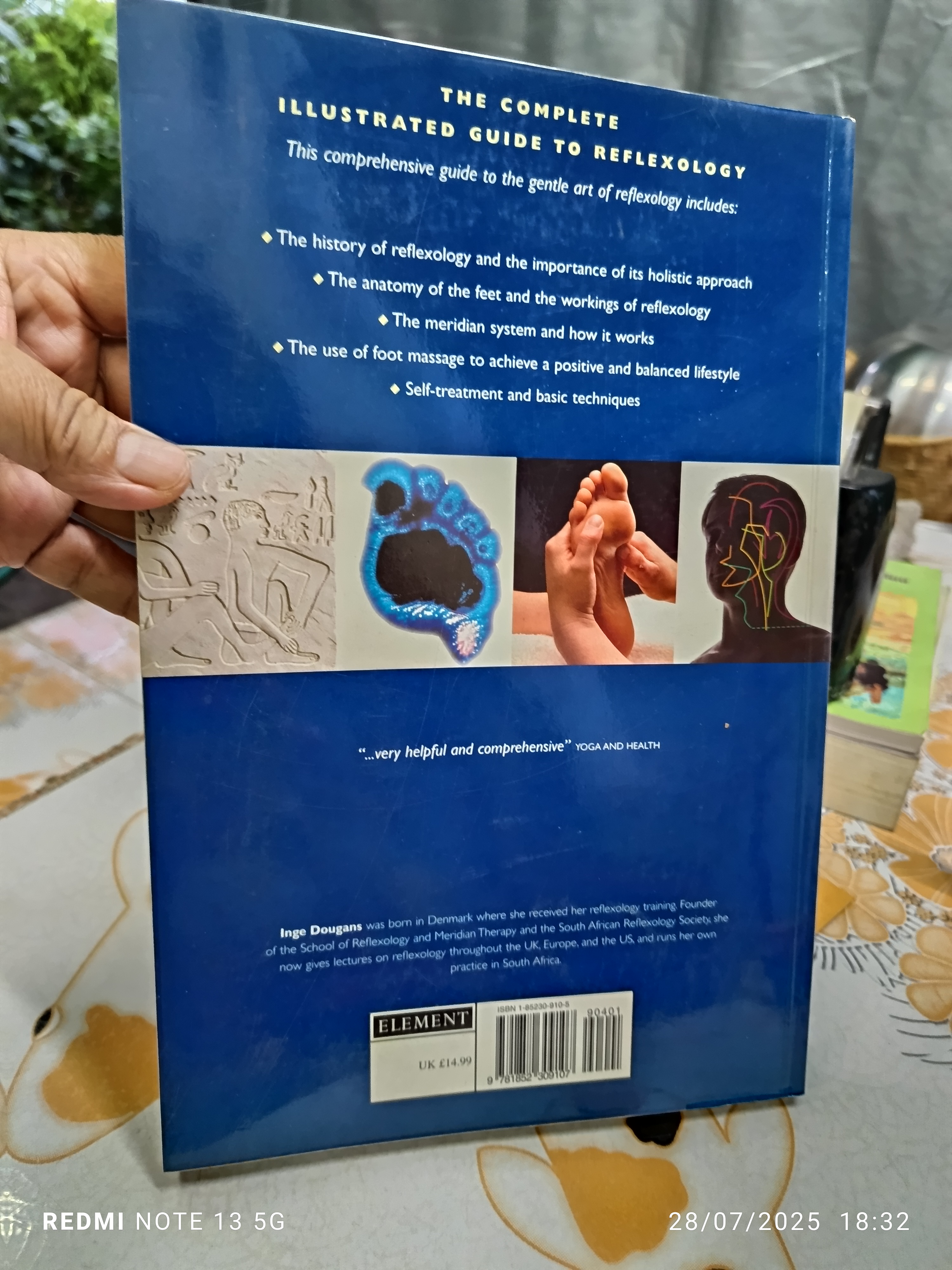 The Complete Illustrated Guide to Reflexology เขียนโดย Inge Dougans