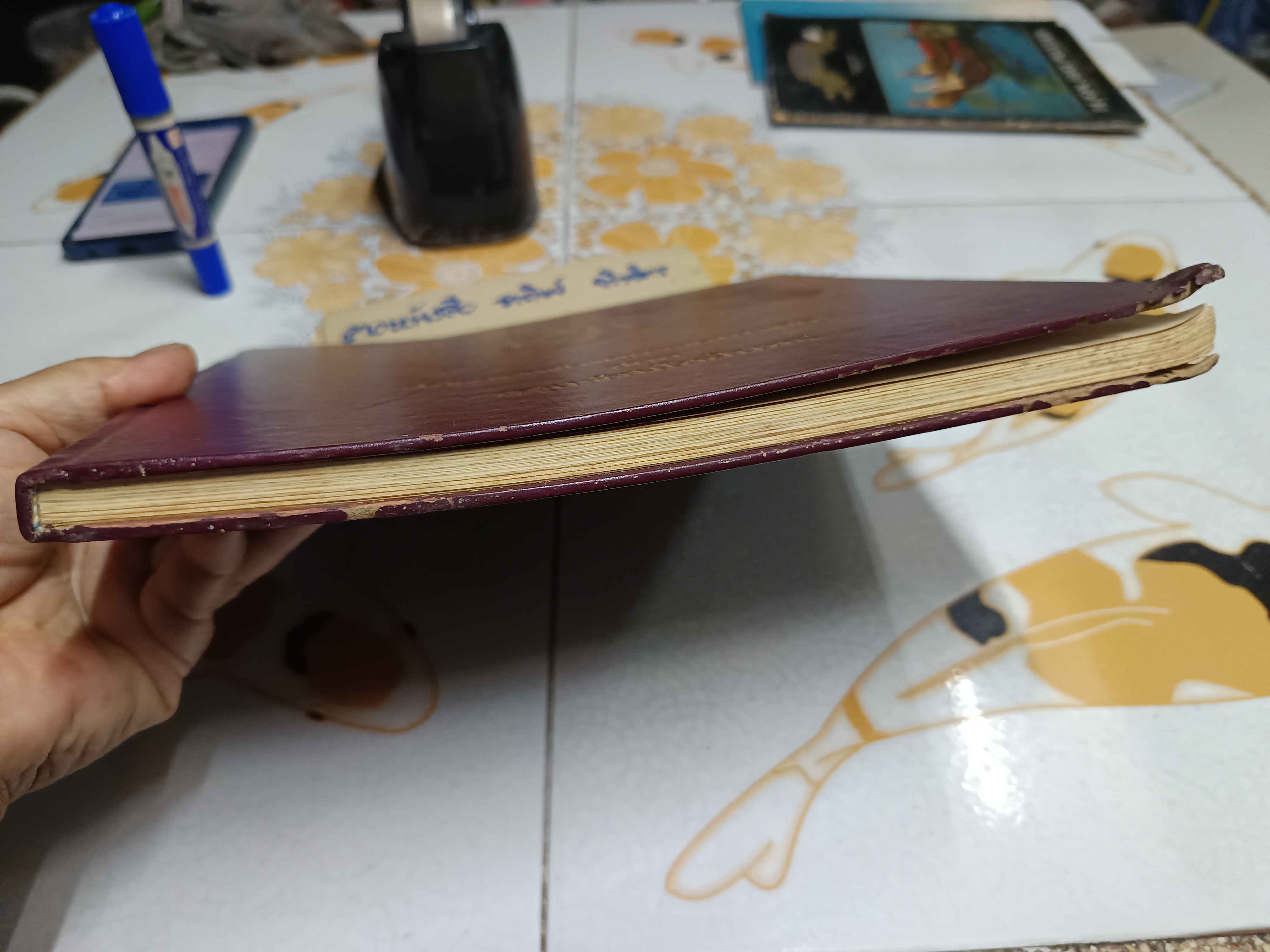 สมุดภาพเหตุการณ์สำคัญของกรุงรัตนโกสินทร์ พิมพ์เป็นที่ระลึกเนื่องในโอกาสสมโภชกรุงรัตนโกสินทร์ 200 ปี , พ.ศ. 2525 ** มีรอยปลวกกินขอบปก (ตามรูป) ไม่กระทบเนื้อหา