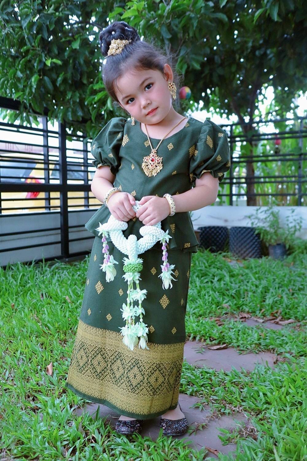 ชุดไทยเด็กหญิง เสื้อแขนตุ๊กตากับกระโปรงพิมพ์ลายไทย