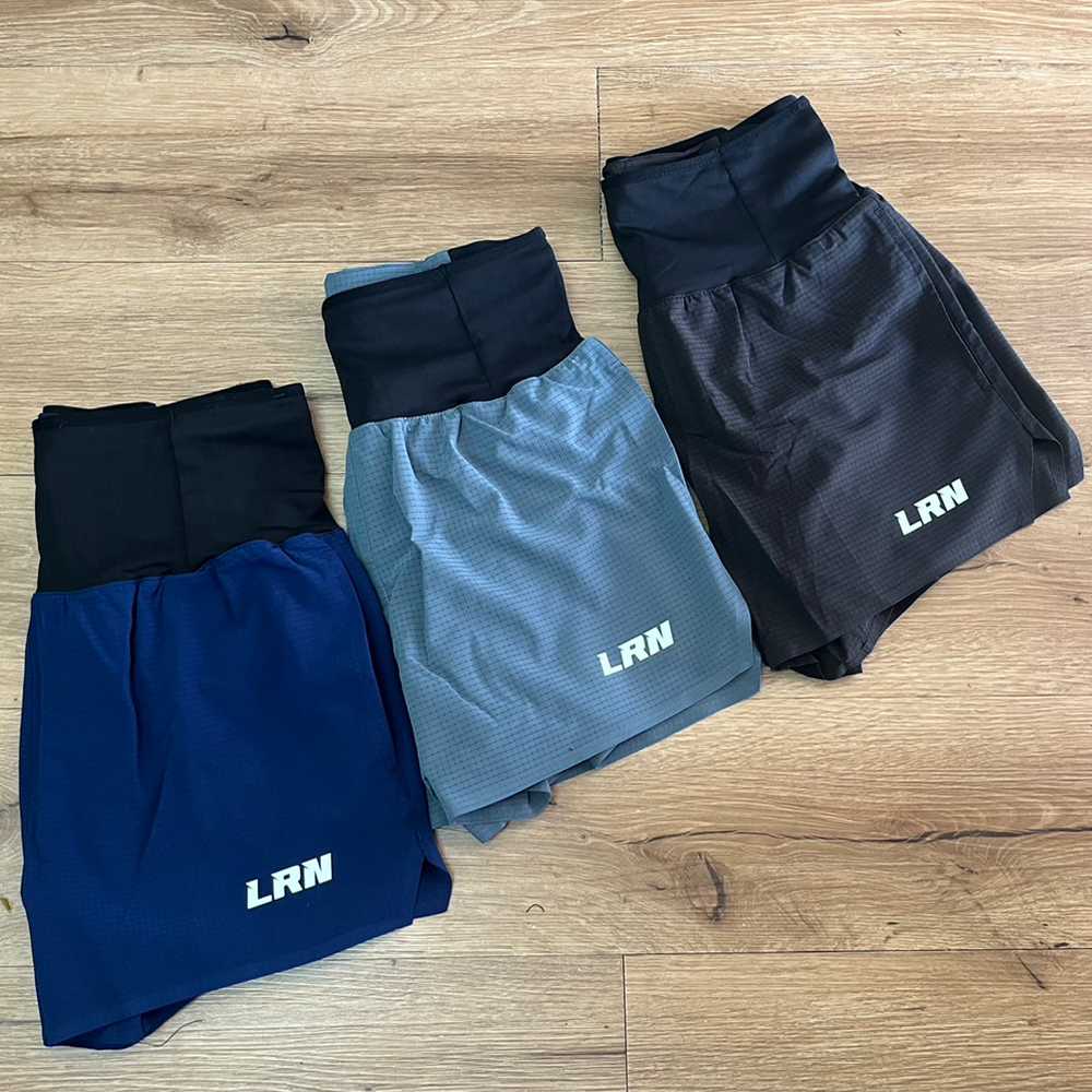 กางเกงวิ่งขาสั้น วิ่งเทรล 3" มีซัปใน มีกระเป๋าใส่ของที่รอบเอวในตัว โลโก้เรืองแสง (F27)