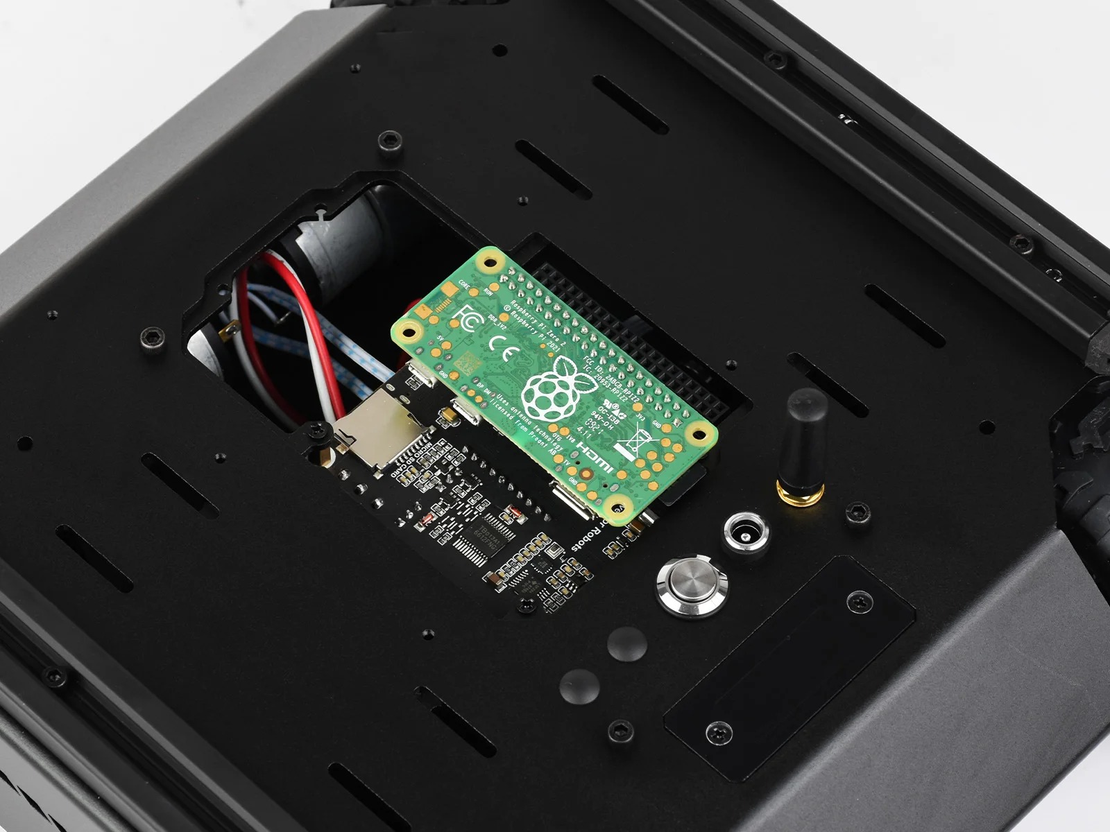 Waveshare Flexible and Expandable 6x4 Offroad, with Optional Rails and ESP32 Slave Computer, 6 Wheel 4WD Mobile Robot